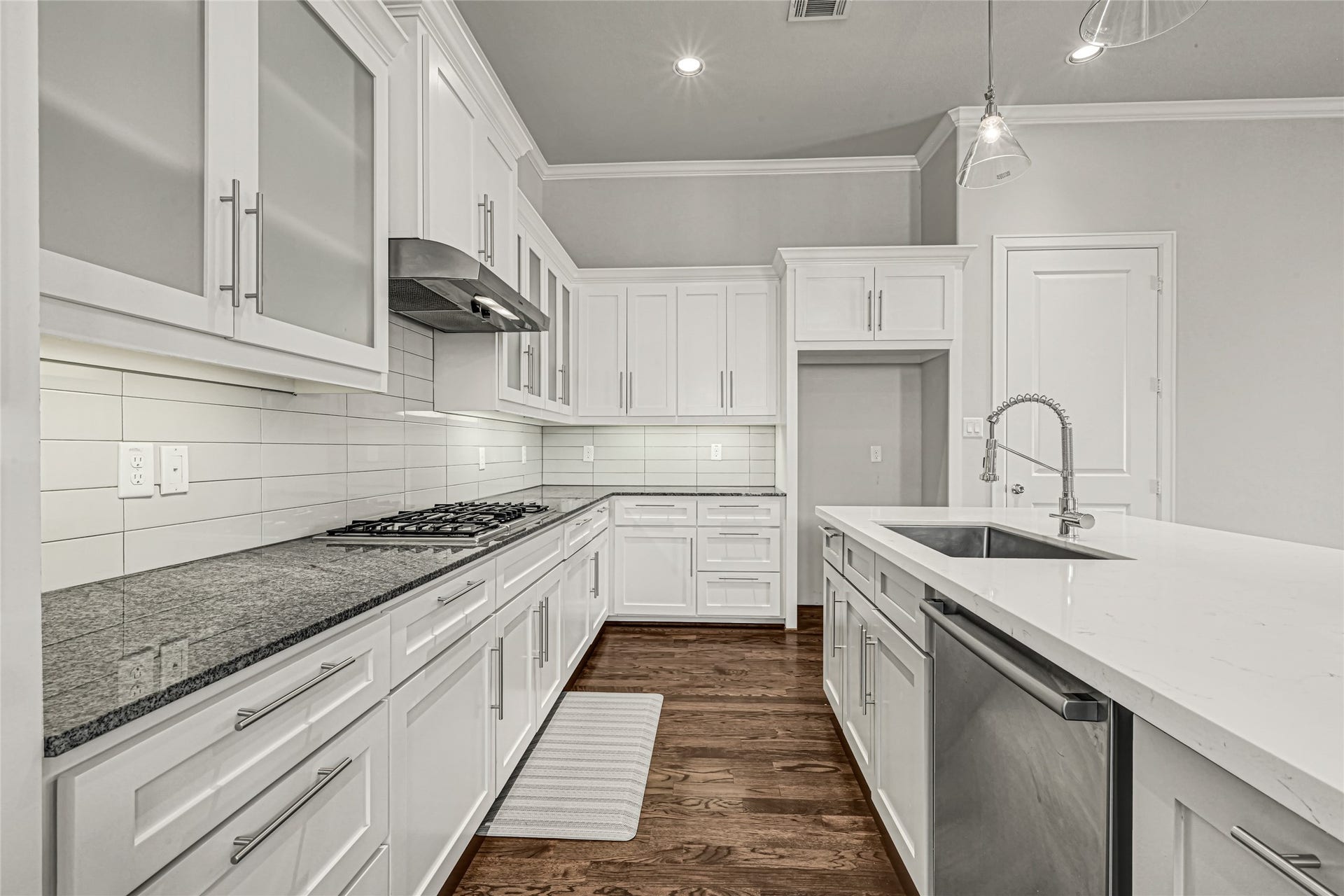 5514 Petty Street, #A, Houston, TX 77007 Granite and Quartz countertops with elegant & timeless white cabinets