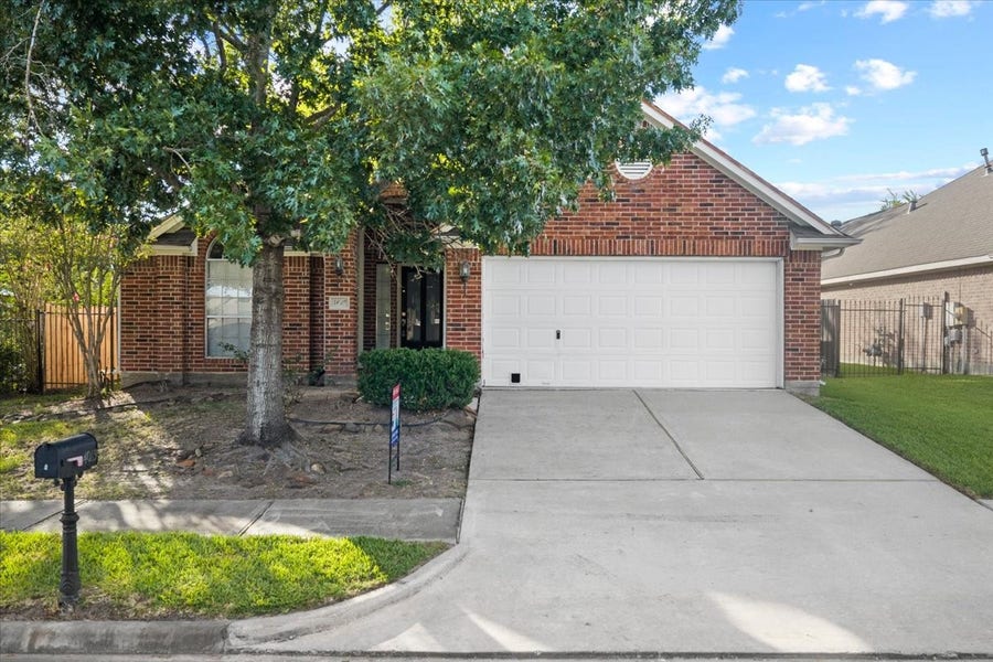 Property photo for 4019 Applerock Drive, Baytown, TX