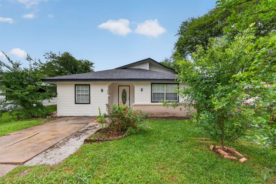 Property photo for 907 S 3rd Street, La Porte, TX