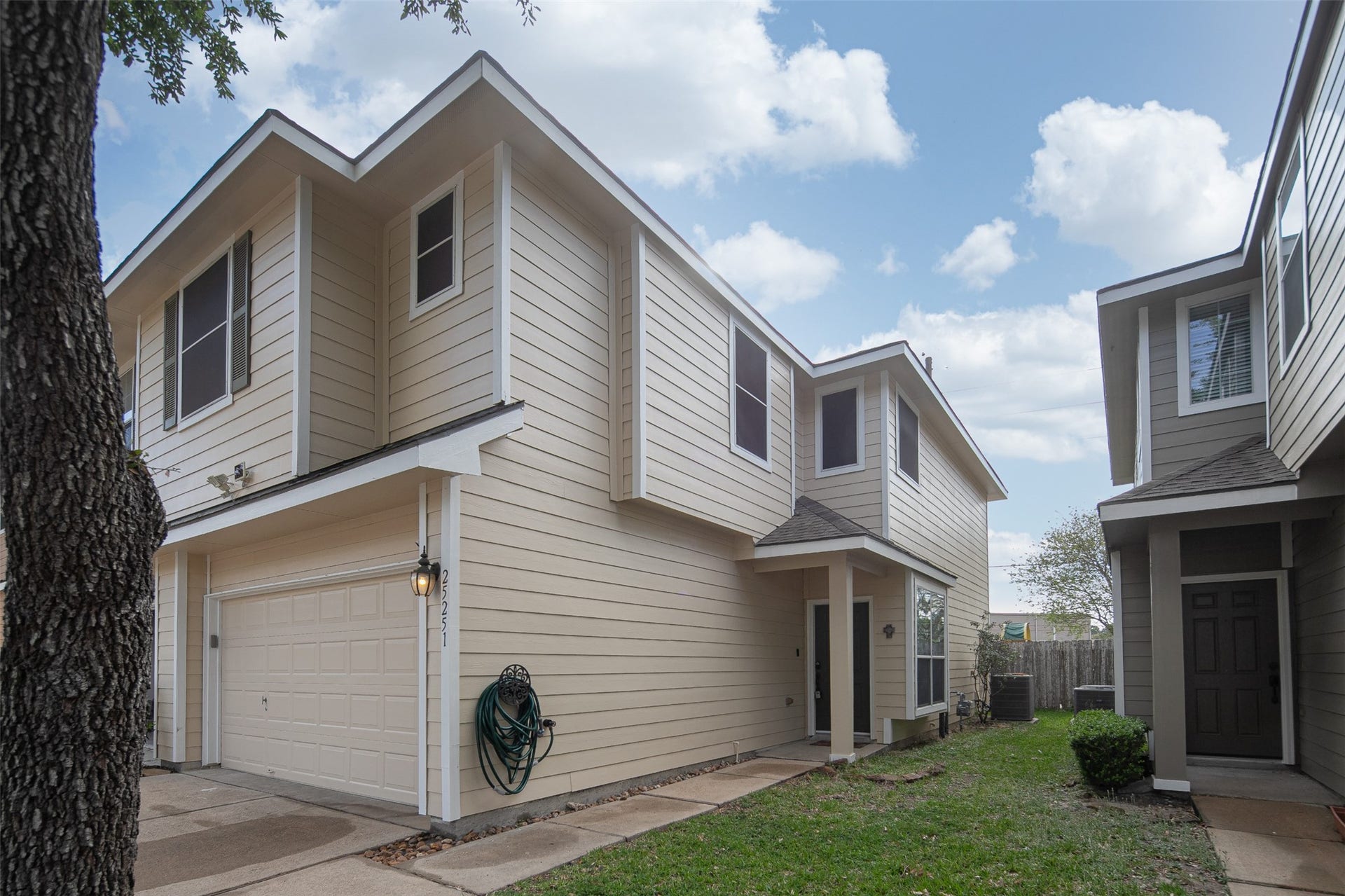 Discover modern elegance in this charming two-story home, featuring a spacious garage and inviting entrance. Ideal for families, it offers a perfect blend of comfort and style.