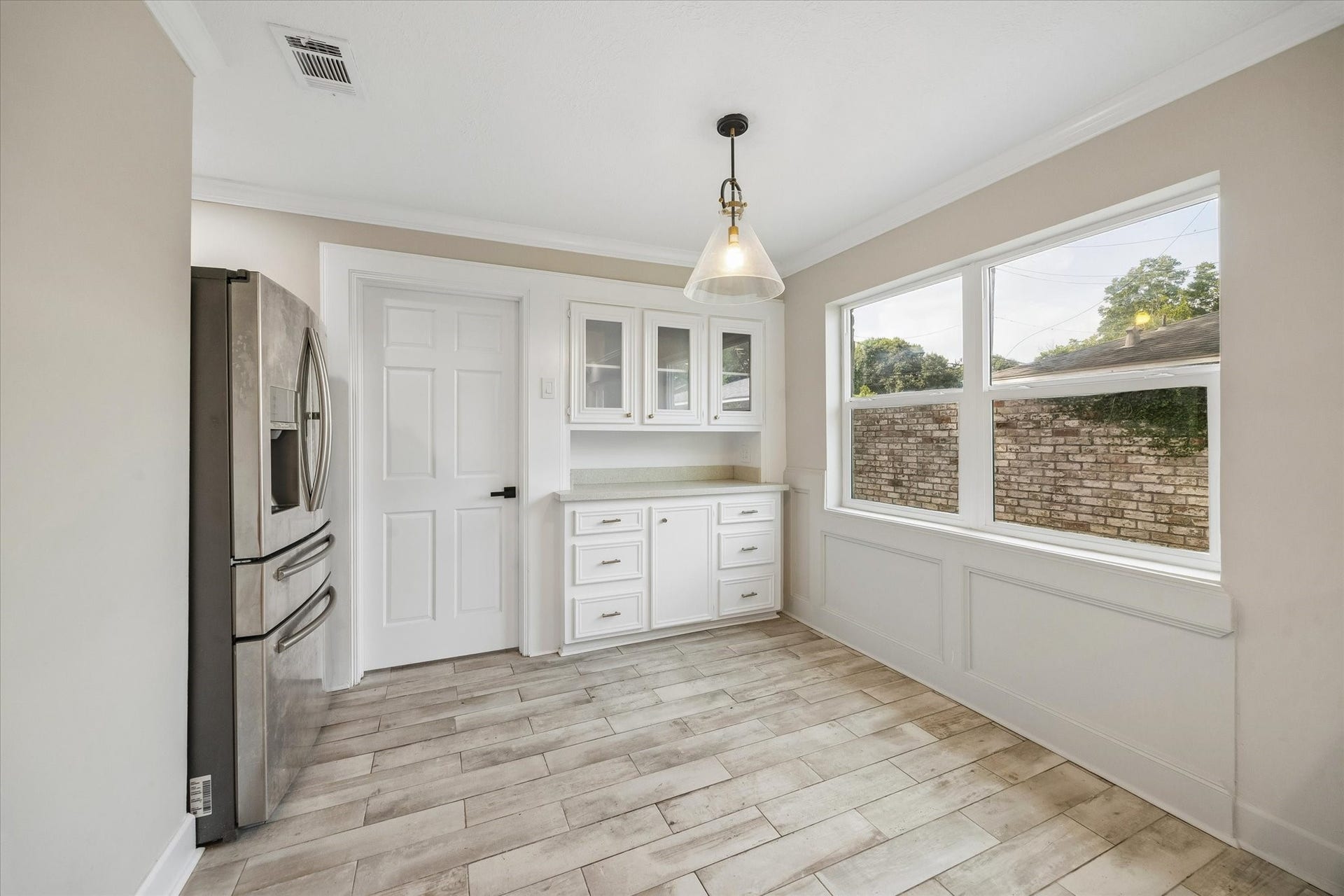 7827 Zilonis Court, Jersey Village, TX 77040 Breakfast area with built-ins