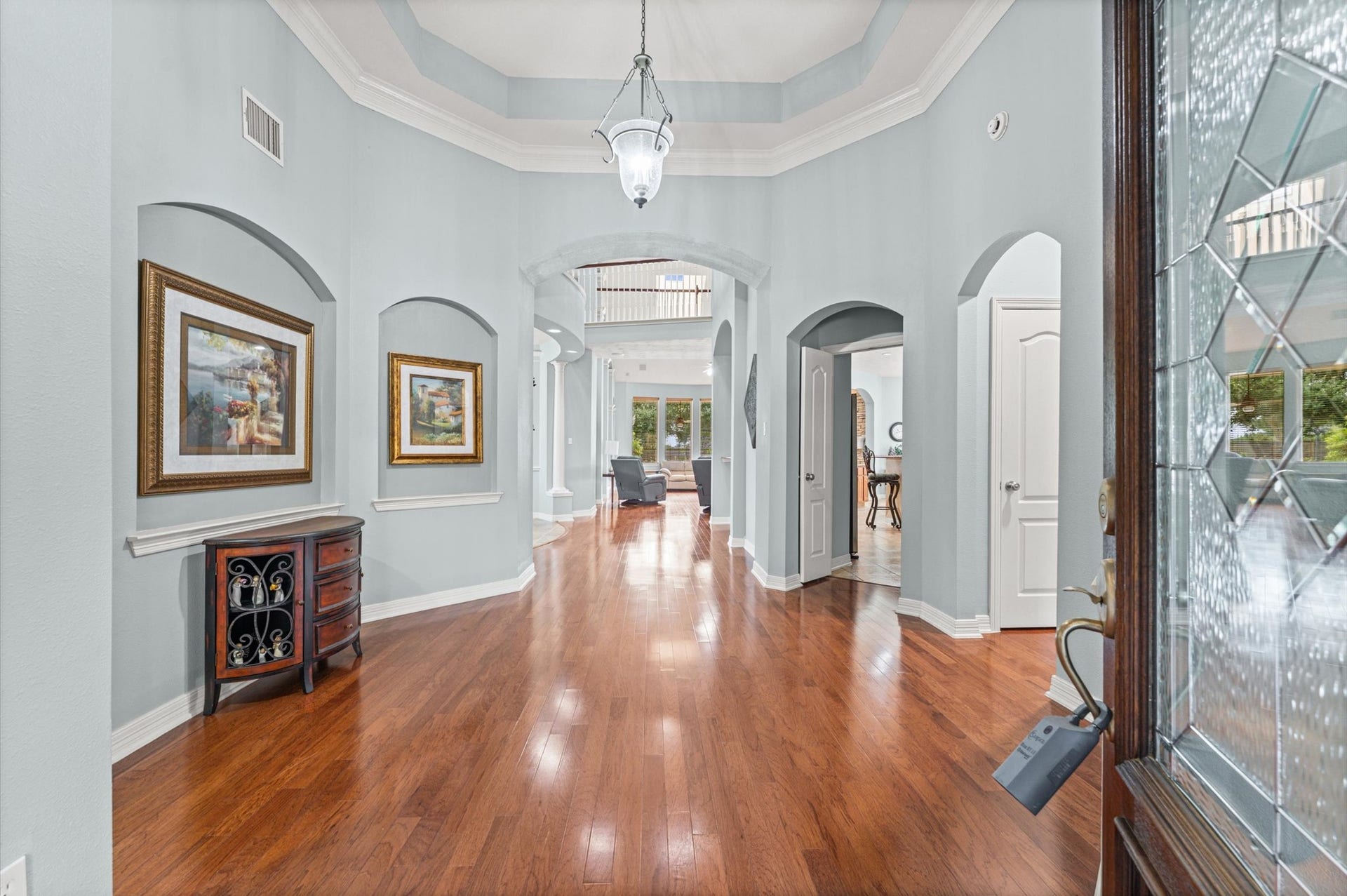 17202 Ledgefield, Cypress, TX 77433 Beautiful foyer with 14-foot tray ceiling. The MIL Suite is to the right just past the hall closet.