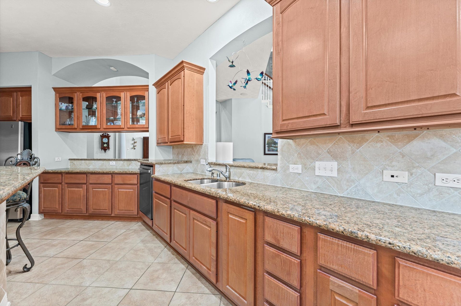 17202 Ledgefield, Cypress, TX 77433 Pass-through from kitchen offers convenience for your guests and family.