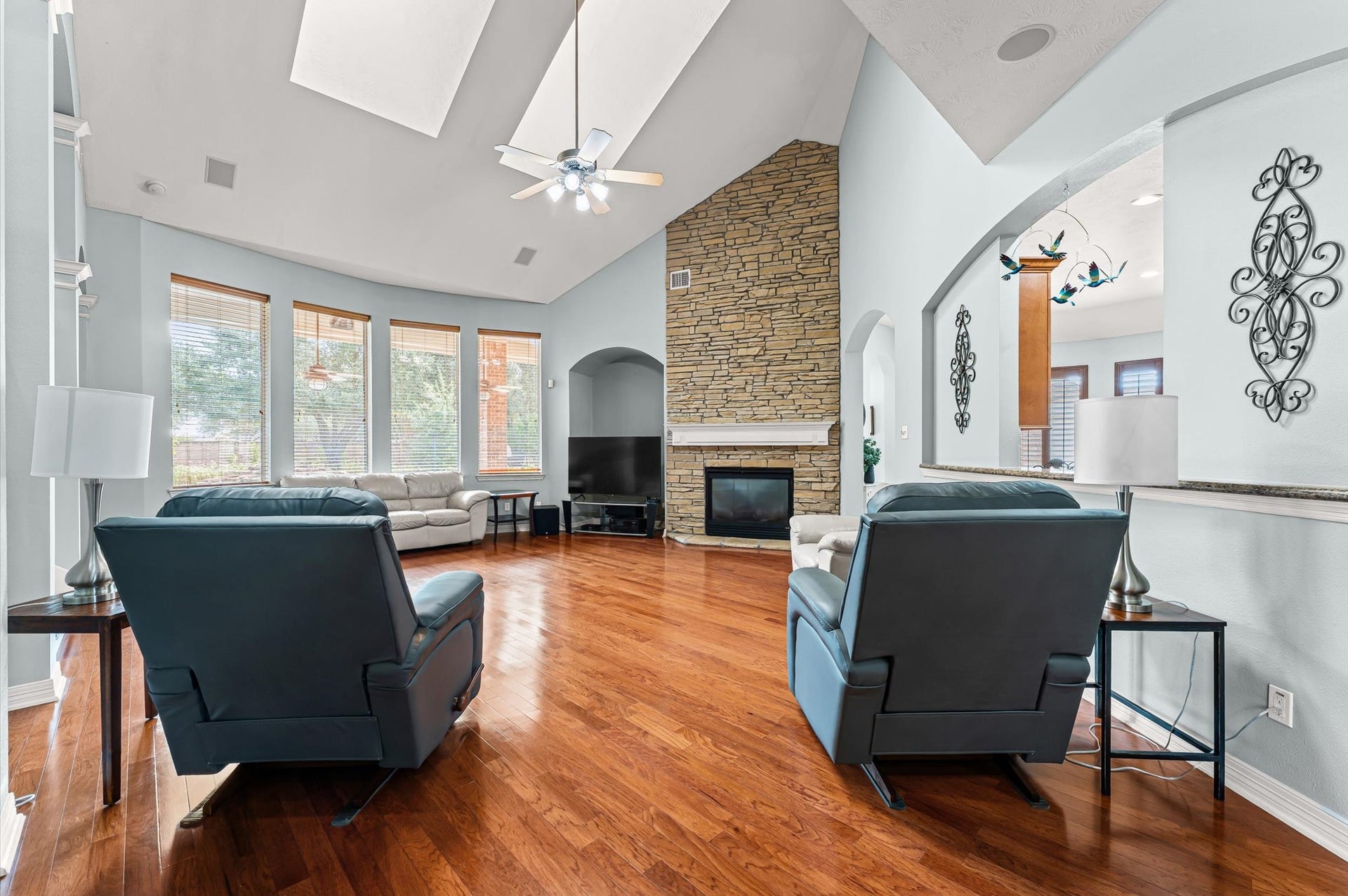 17202 Ledgefield, Cypress, TX 77433 Spacious 2-story open-concept living room featuring soaring vaulted ceilings, skylights and a wall of windows to enjoy your backyard! 22x26.