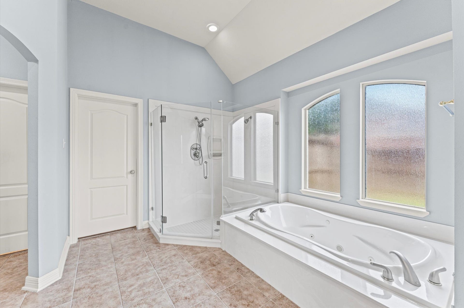 17202 Ledgefield, Cypress, TX 77433 The primary bath has a spacious jacuzzi bath.