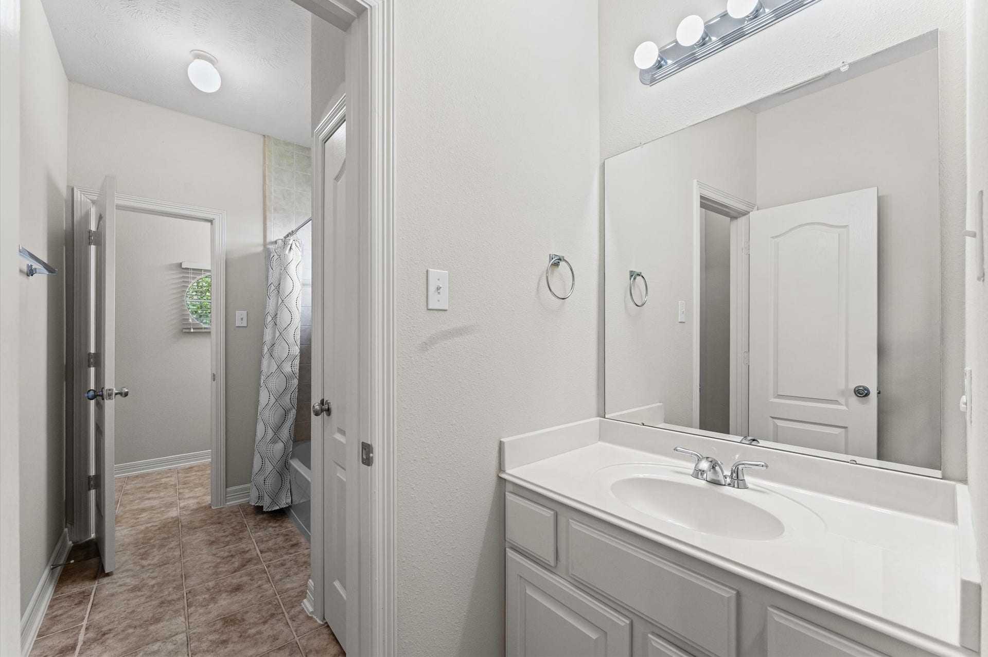 17202 Ledgefield, Cypress, TX 77433 Spacious Jack & Jill bath with each side offering their own sink.