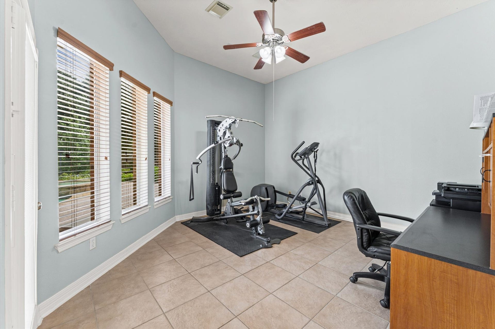17202 Ledgefield, Cypress, TX 77433 Downstairs flex space measures (exercise room) next to full bath and nearby doorway leading to backyard. This room has a nice view of the pool, additional privacy from the rest of the home while also having easy access to the pool, laundry room and garage. This room also features 2 In-Ceiling speakers. Be sure to view the floorplan in the photo's.