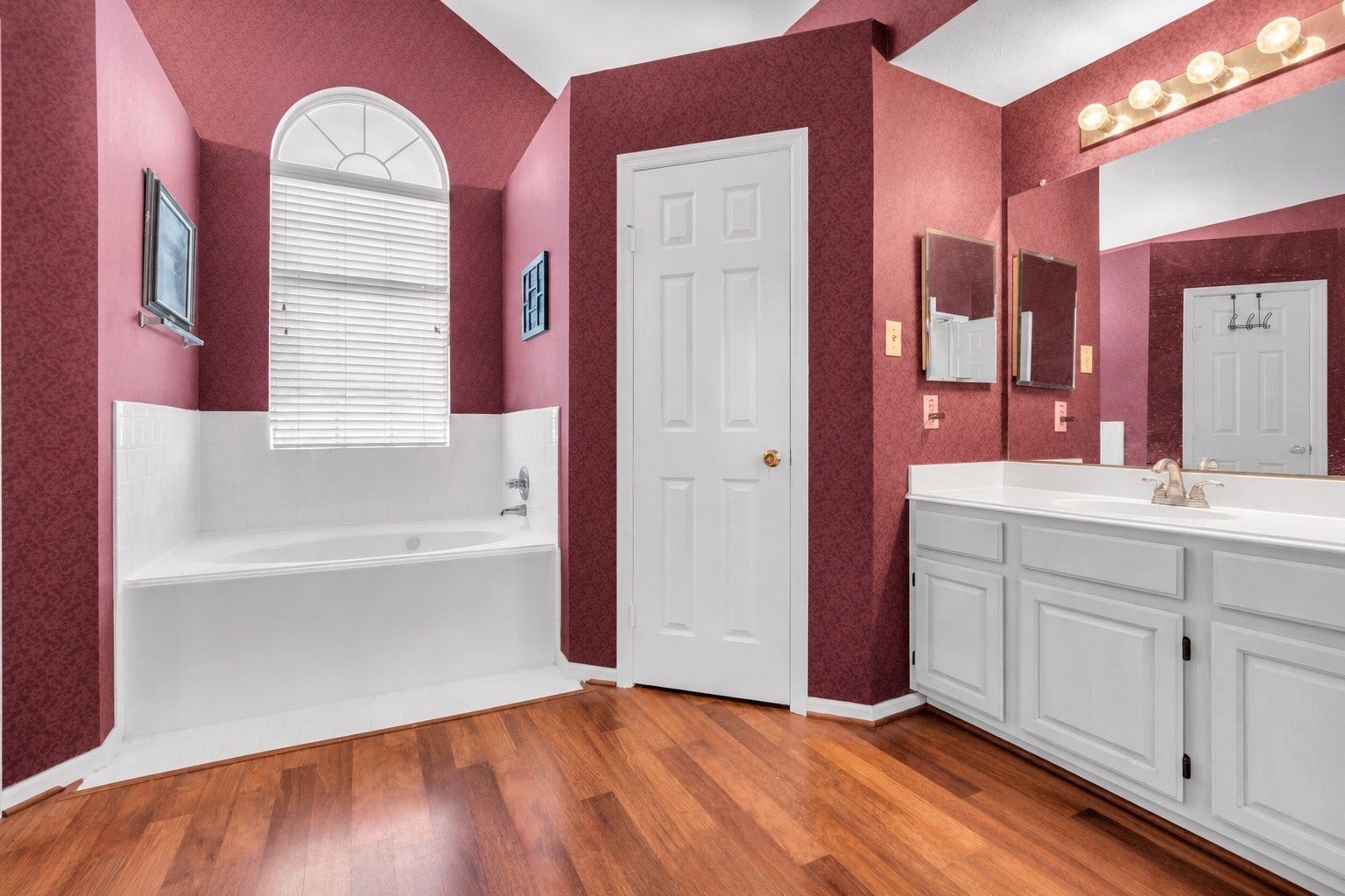 7914 Hickory Mill Court, Houston, TX 77095 Primary bath adjoining the owners retreat offers dual sinks and closets, a large soaking tub plus a separate shower.