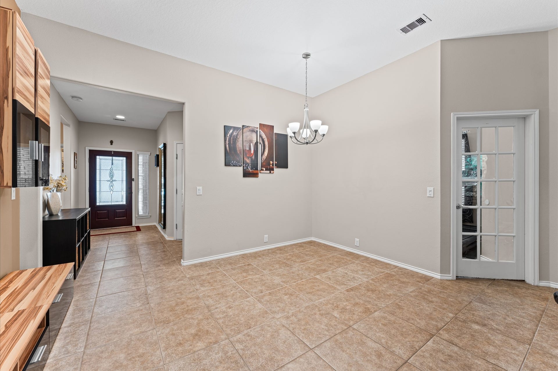 13423 Hartland Lake Lane, Houston, TX 77044 Spacious entryway with elegant tile flooring, and ample natural light.