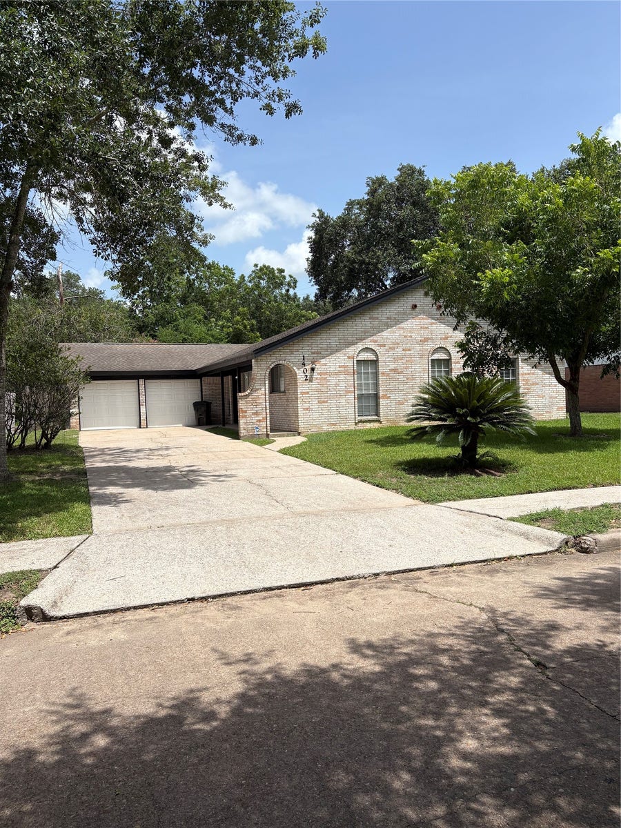 Property photo for 1402 Bellaire Boulevard, Alvin, TX