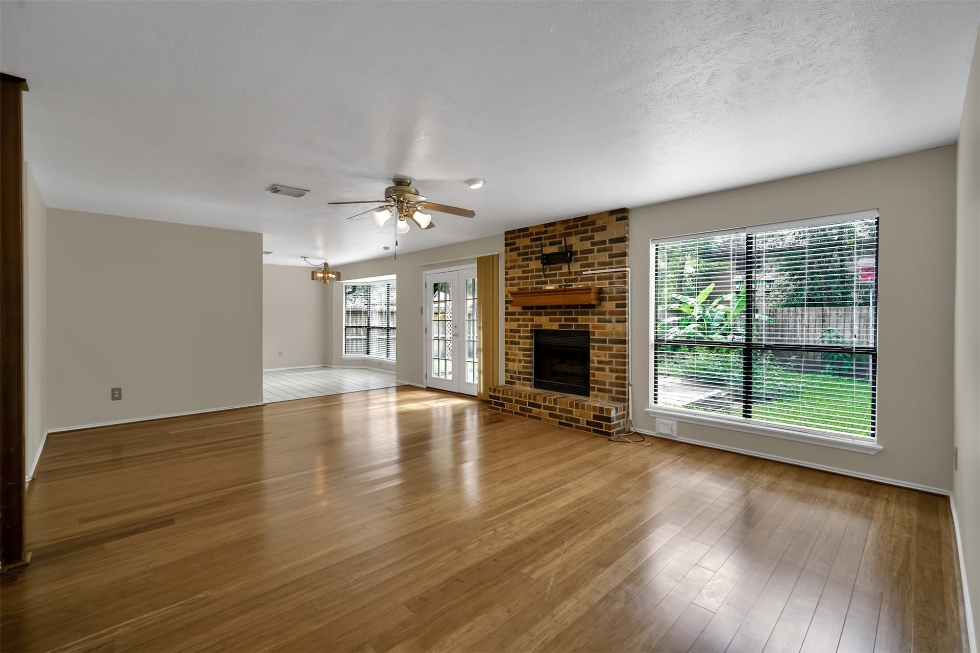 50 Brookflower Road, The Woodlands, TX 77380 50 Brookflower Road, The Woodlands, TX 77380