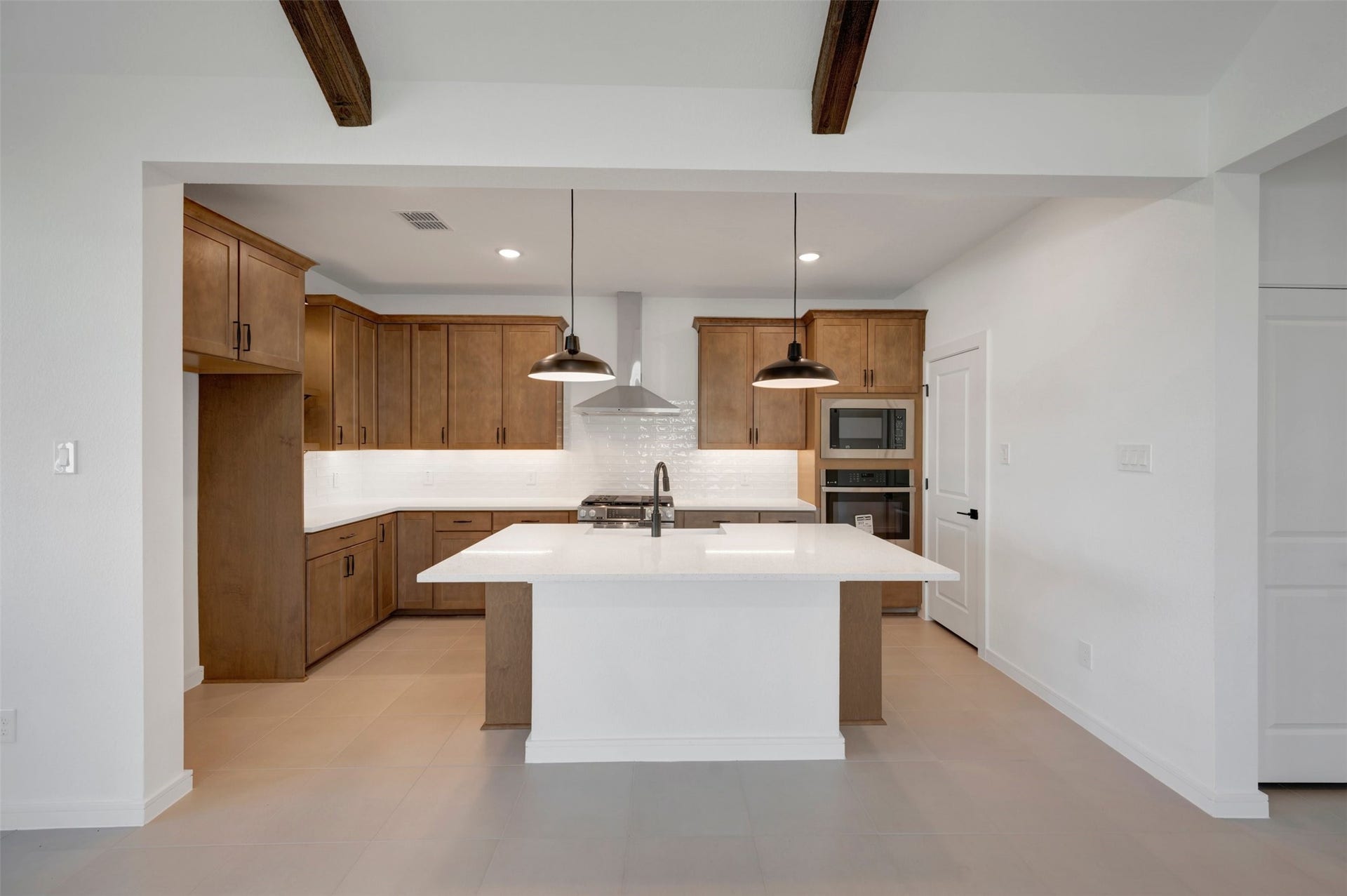 402 Cane Crossing Lake Drive, Sealy, TX 77474 Gourmet island kitchen