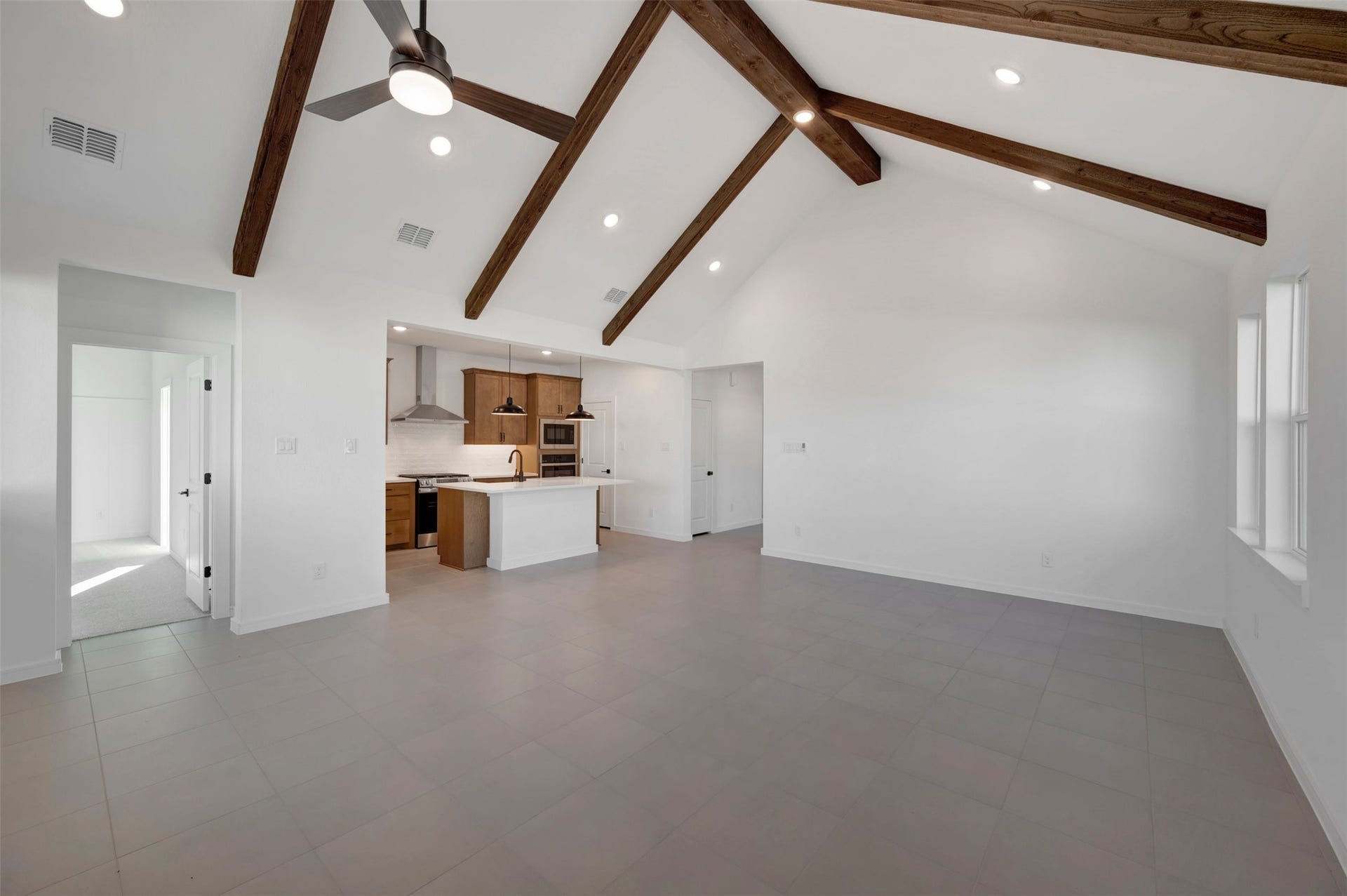 402 Cane Crossing Lake Drive, Sealy, TX 77474 Impressive living area with stained beams on the vaulted ceilings