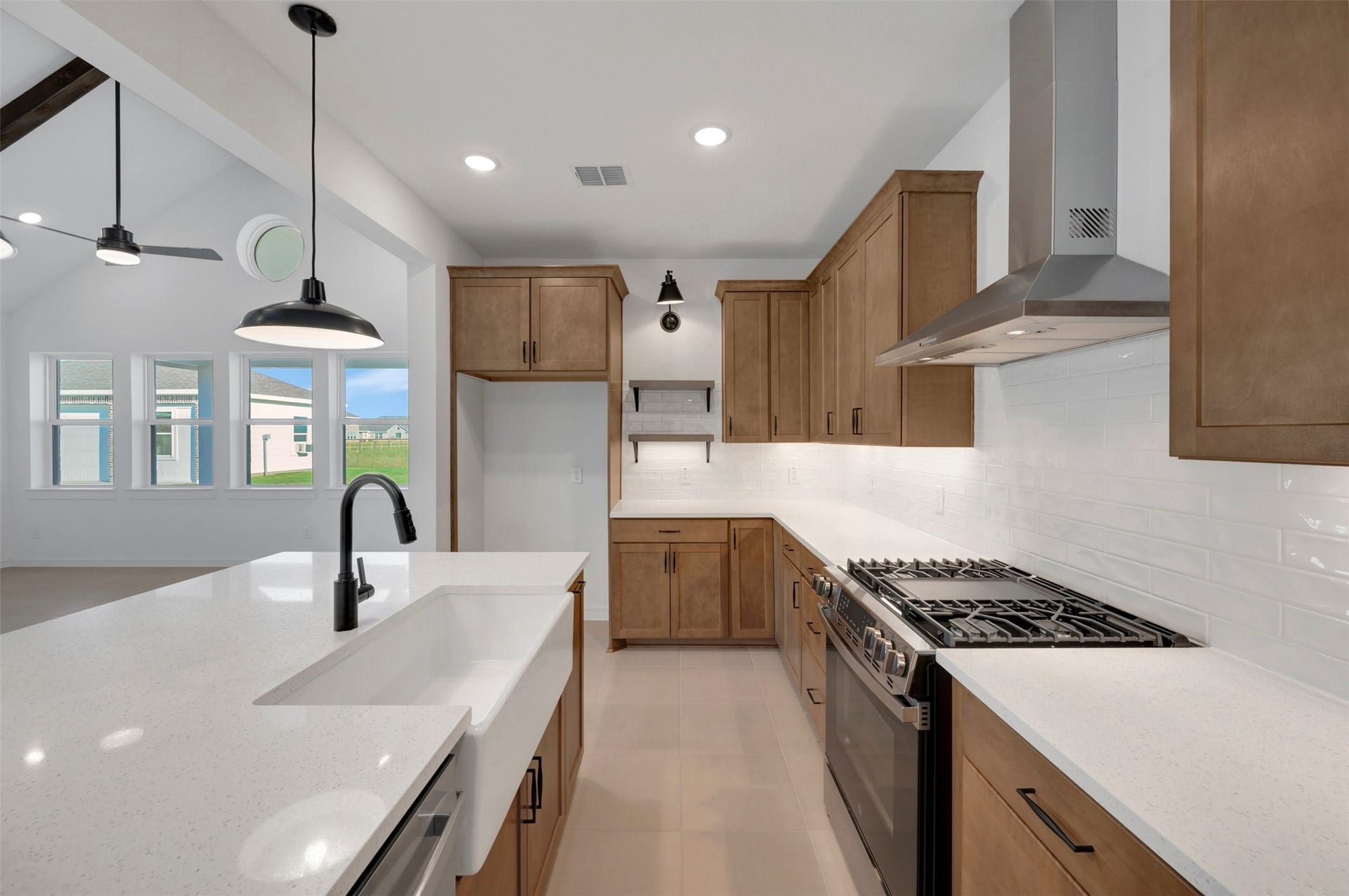 402 Cane Crossing Lake Drive, Sealy, TX 77474 Lovely kitchen with light stain cabinets and quartz counters
