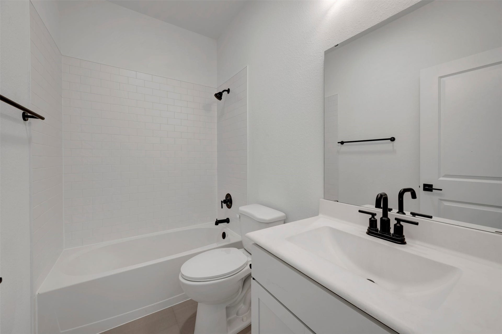 402 Cane Crossing Lake Drive, Sealy, TX 77474 Hall bath