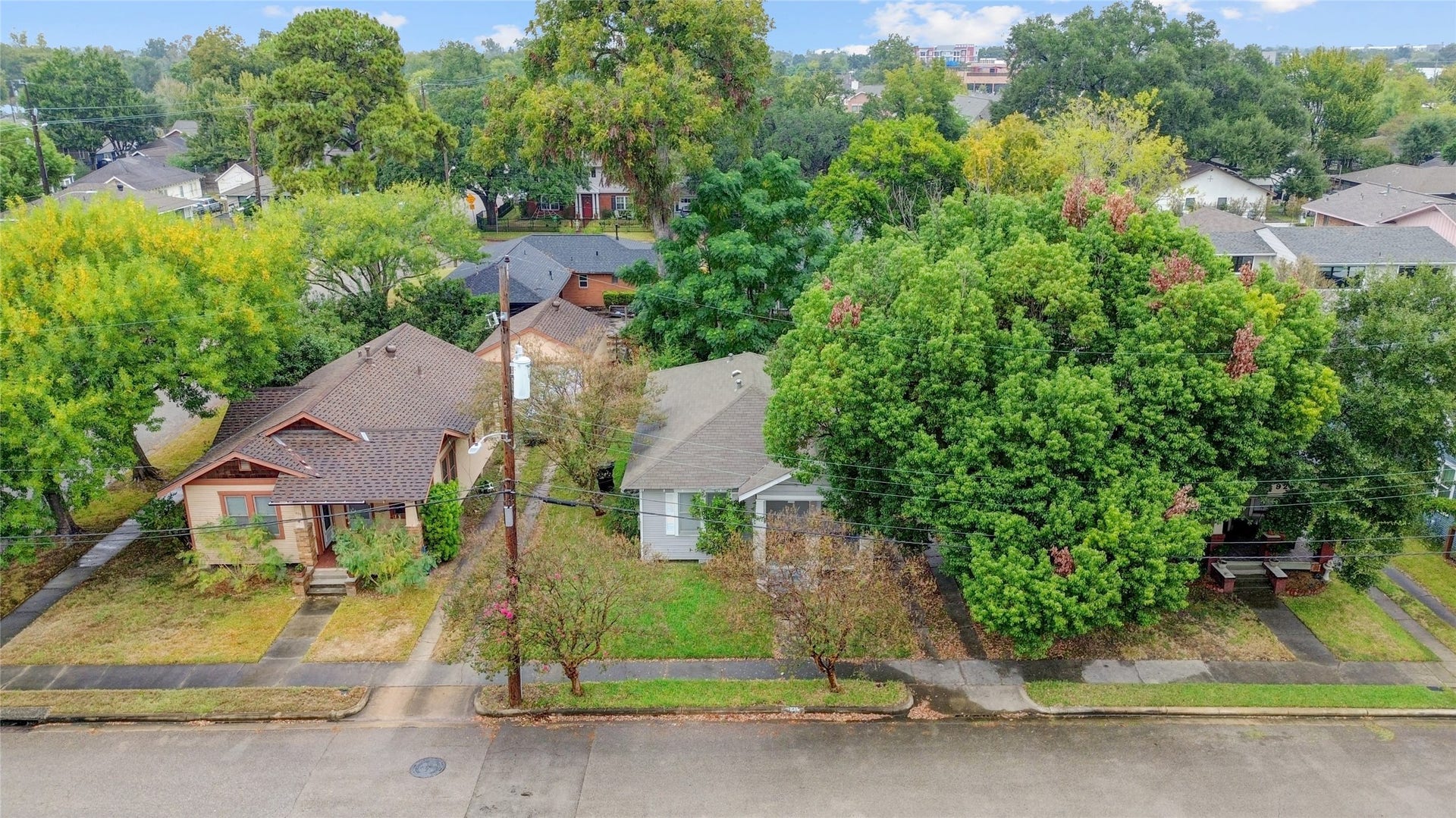 931 Gardner Street, Houston, TX 77009 Wide street with ample guest parking.