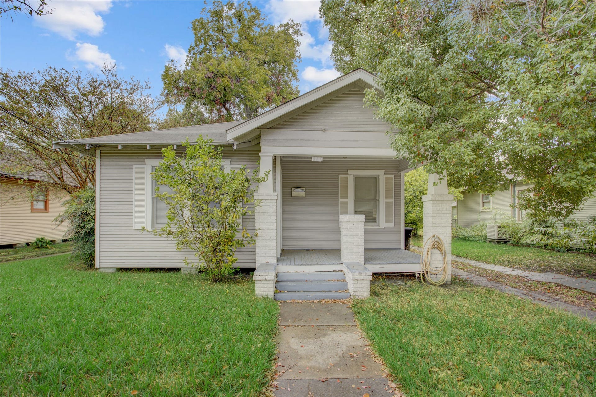 931 Gardner Street, Houston, TX 77009 Front view.