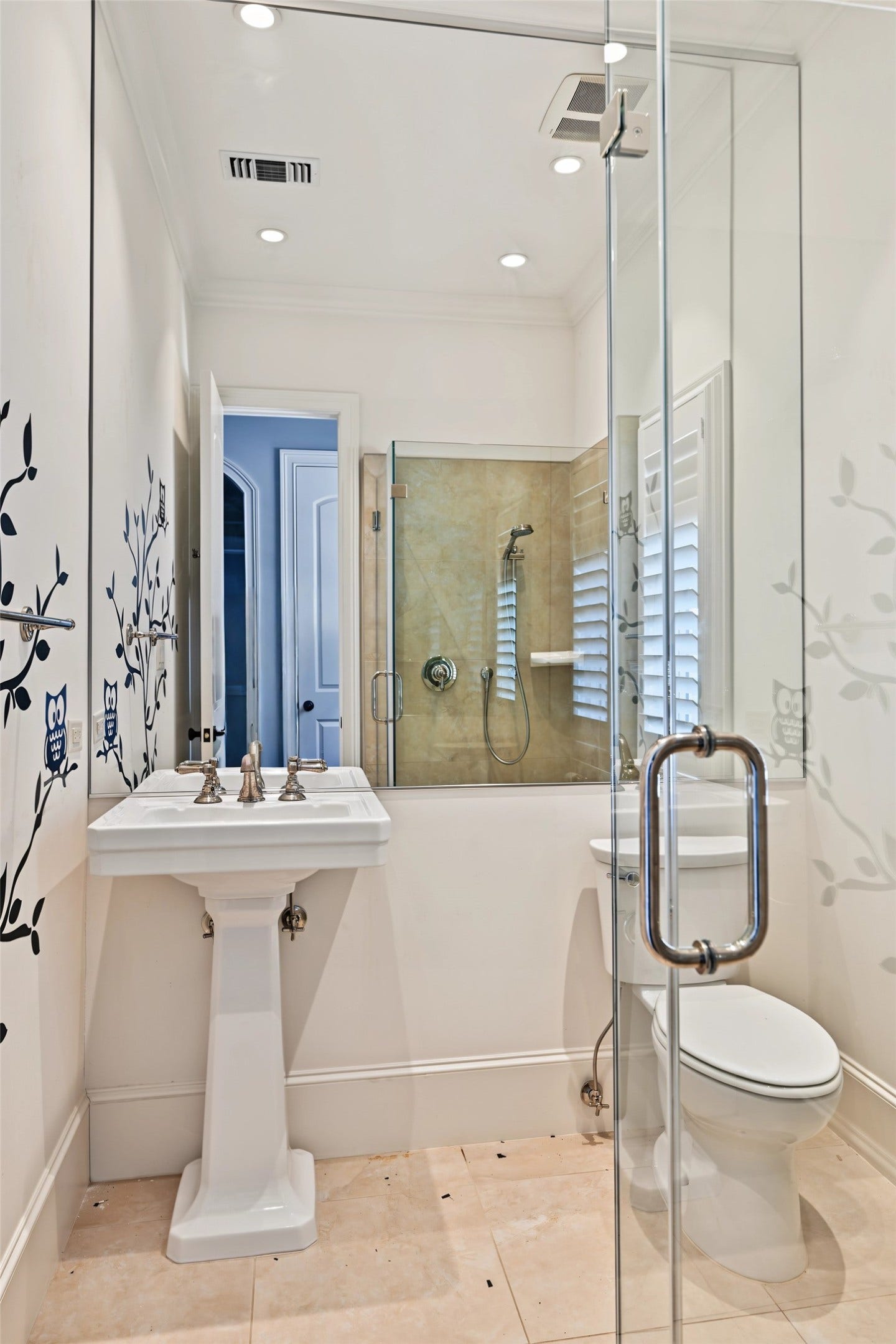 3223 Albans Road, West University Place, TX 77005 Adjacent to the mudroom, this full bath features a glass-enclosed shower and classic pedestal sink.