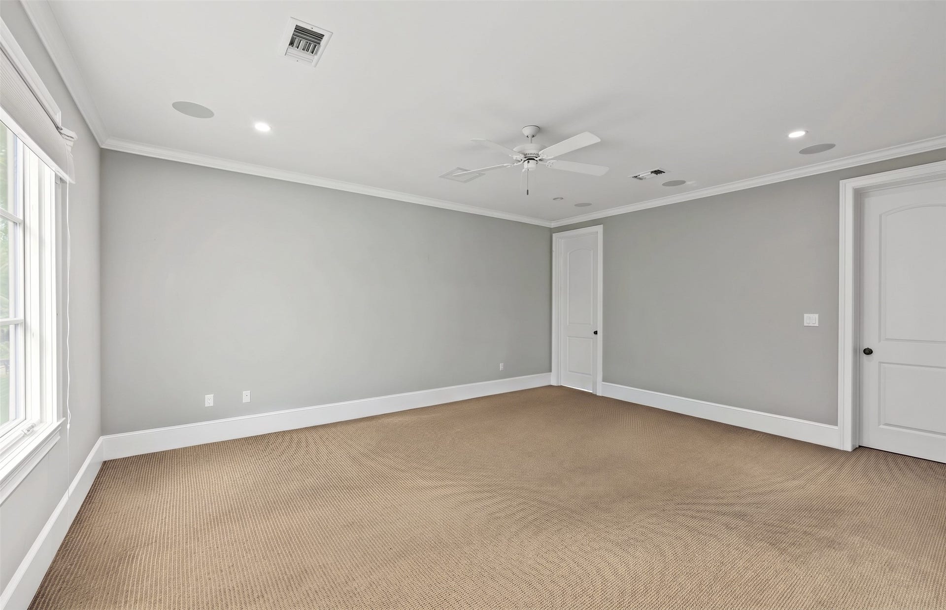3223 Albans Road, West University Place, TX 77005 Generously sized secondary bedroom with a shared bath offers the flexibility to function as a game room, media room or additional living space.