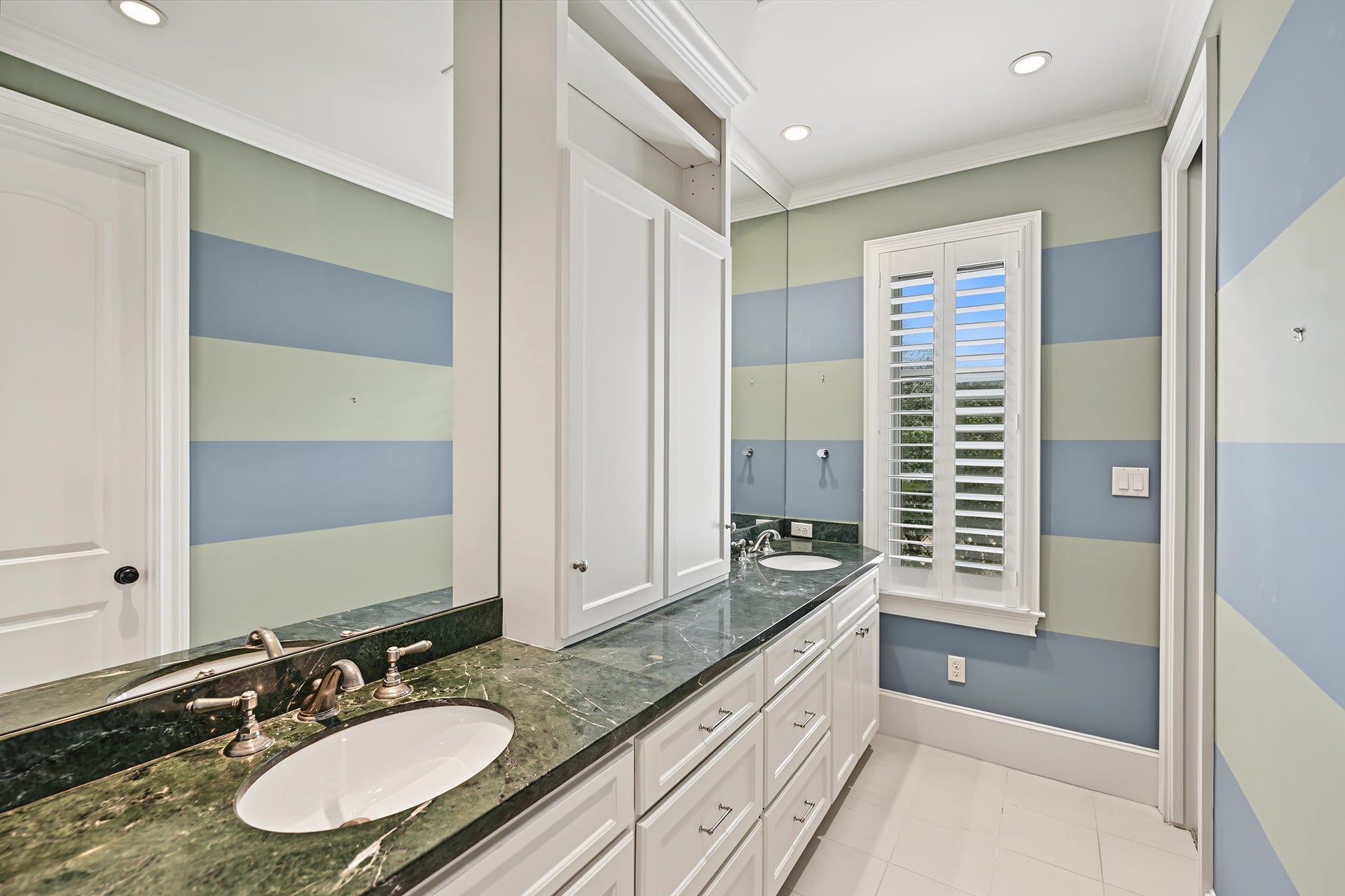 3223 Albans Road, West University Place, TX 77005 Shared ensuite bath features two sinks with generous counter space and storage.