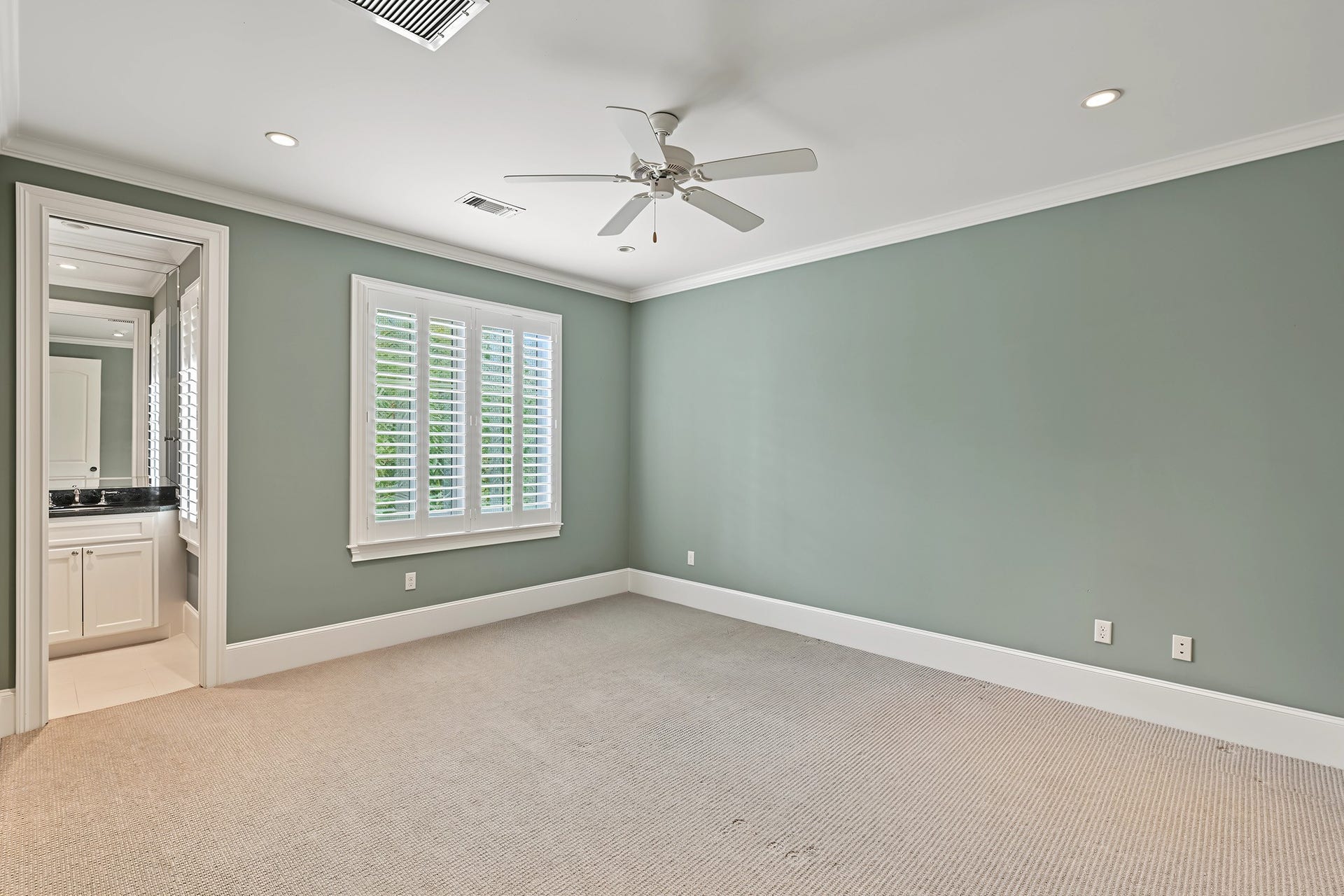 3223 Albans Road, West University Place, TX 77005 Secondary bedroom with shared ensuite bath.