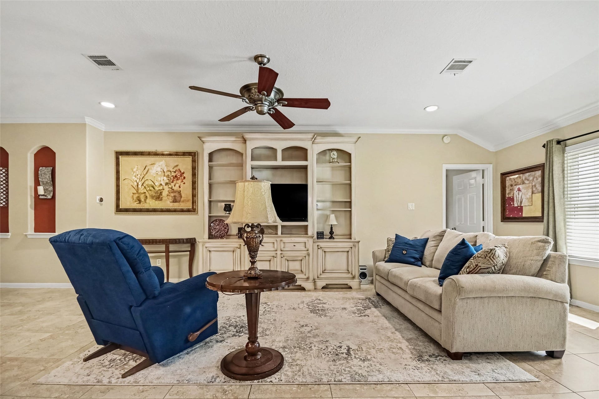 213 Rippling Creek Lane, Alvin, TX 77511 Gorgeous built in entertainment center