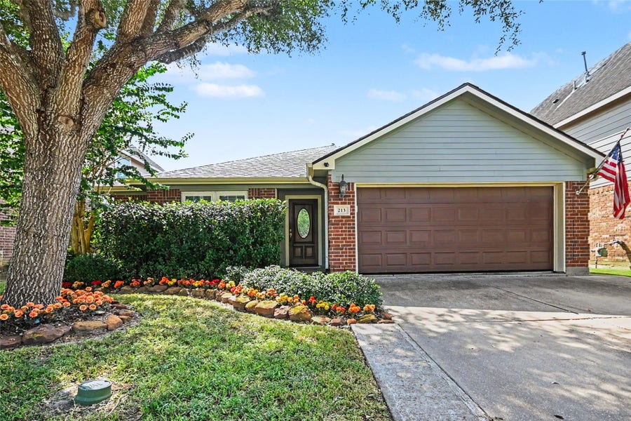 Property photo for 213 Rippling Creek Lane, Alvin, TX