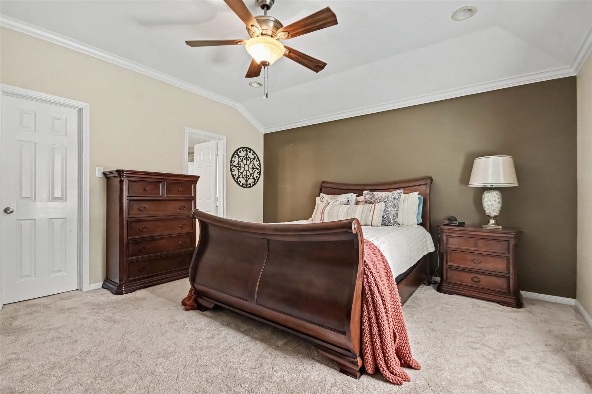 213 Rippling Creek Lane, Alvin, TX 77511 Spacious primary bed and ensuite.