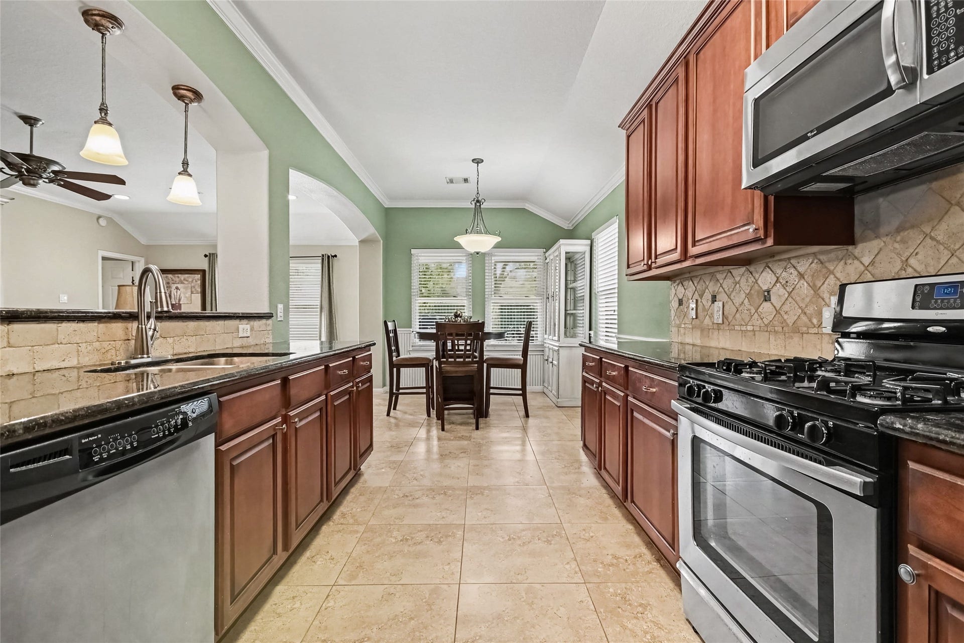 213 Rippling Creek Lane, Alvin, TX 77511 Notice the decorative stone backsplash and how well the colors all work together