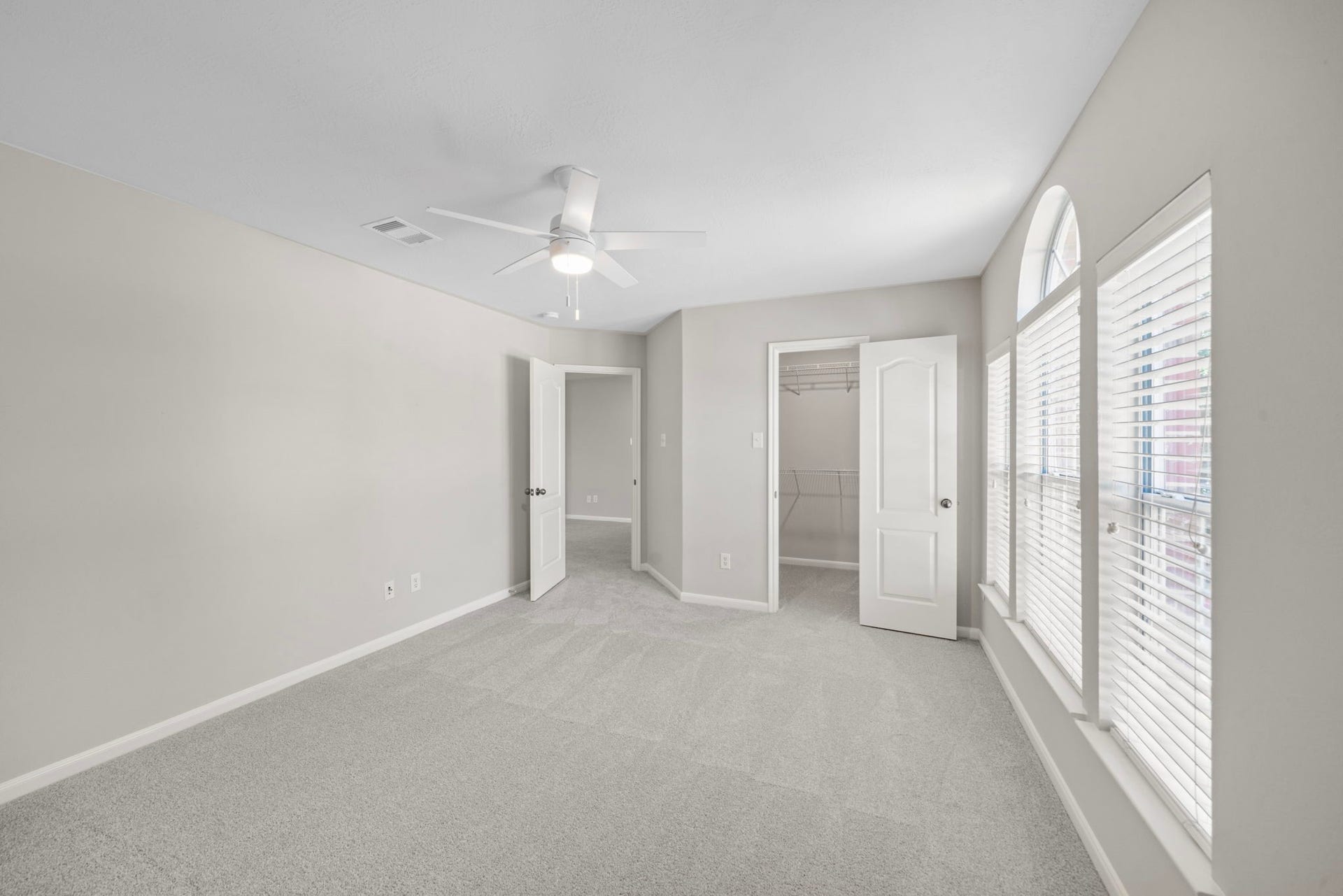 8523 Sweetstone Field Court, Cypress, TX 77433 Large fifth bedroom with oversized windows.