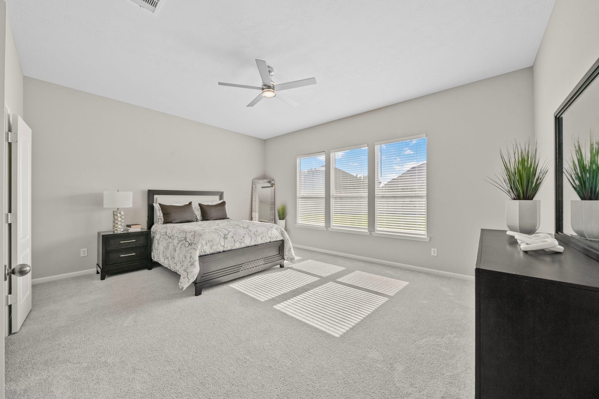 8523 Sweetstone Field Court, Cypress, TX 77433 Spacious primary bedroom located on the first floor.