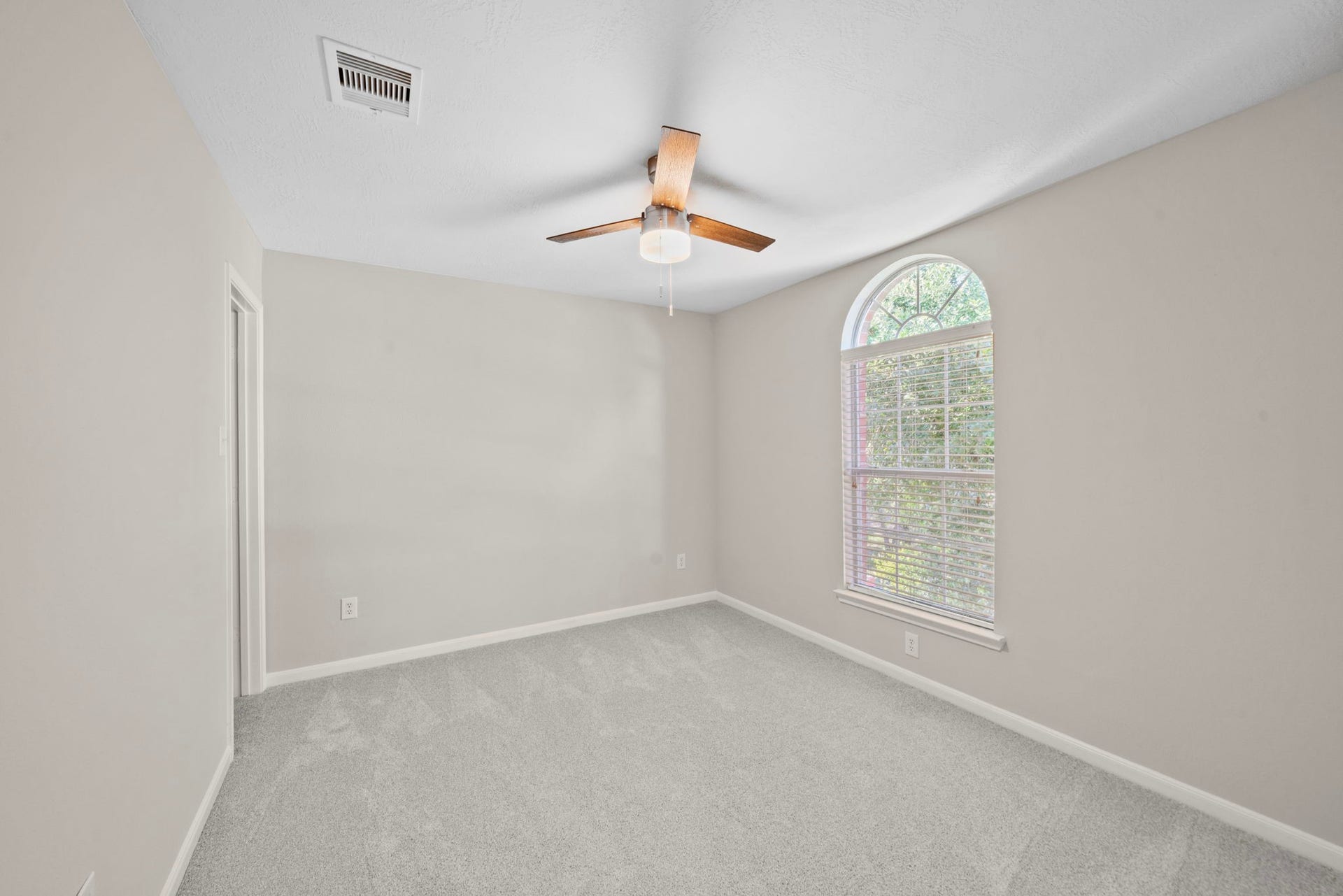 8523 Sweetstone Field Court, Cypress, TX 77433 Spacious upstairs bedroom with neutral finishes.