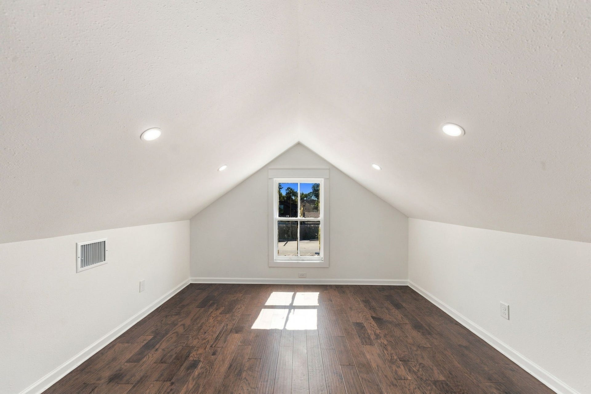 925 Cortlandt Street, Houston, TX 77008 925 Cortlandt Street, Houston, TX 77008