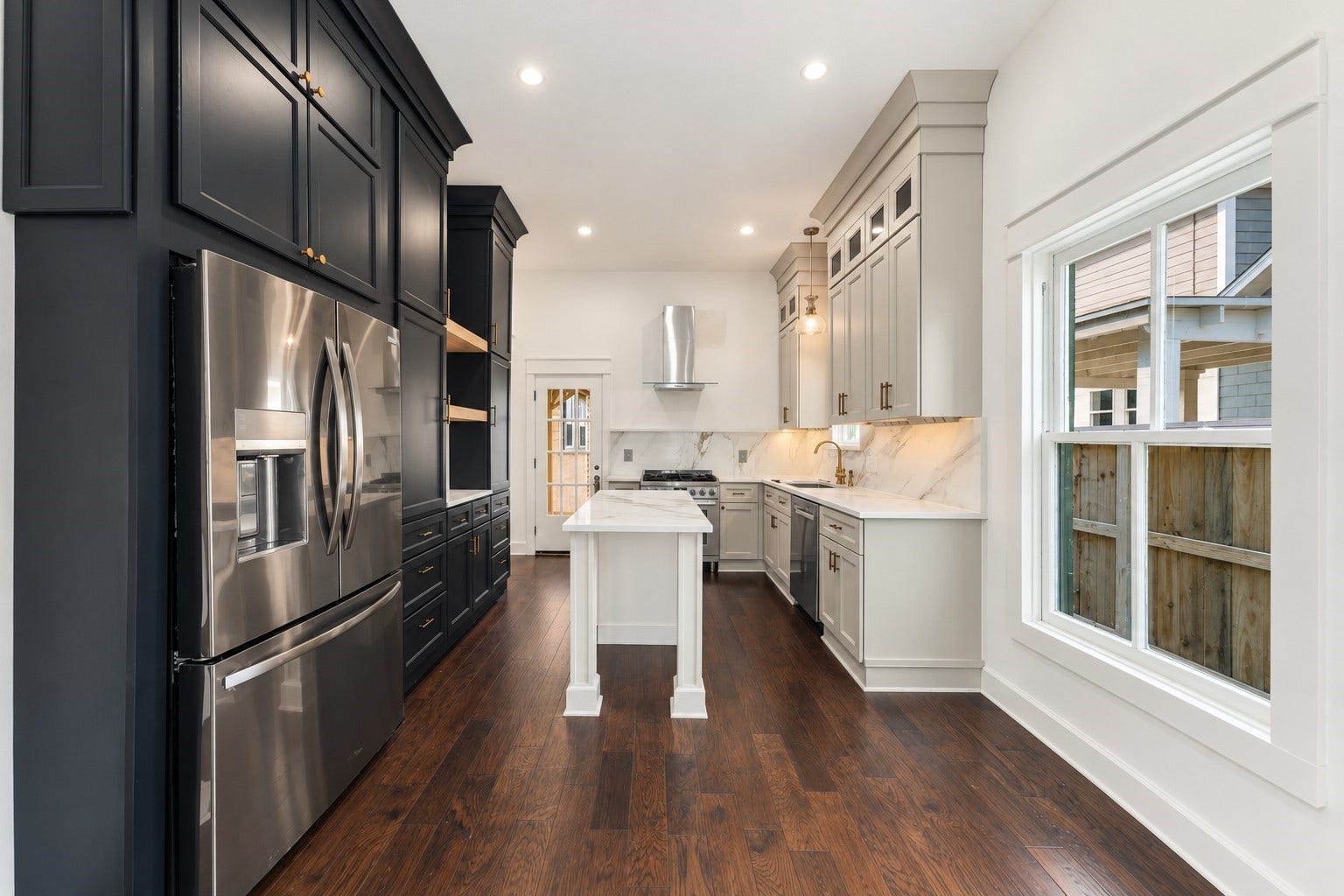 925 Cortlandt Street, Houston, TX 77008 Black stainless steel Refrigerator