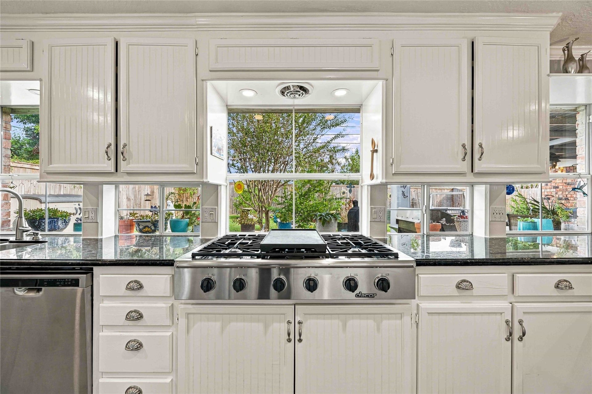 Dacor 6-burner gas range is a standout feature for the home chef.