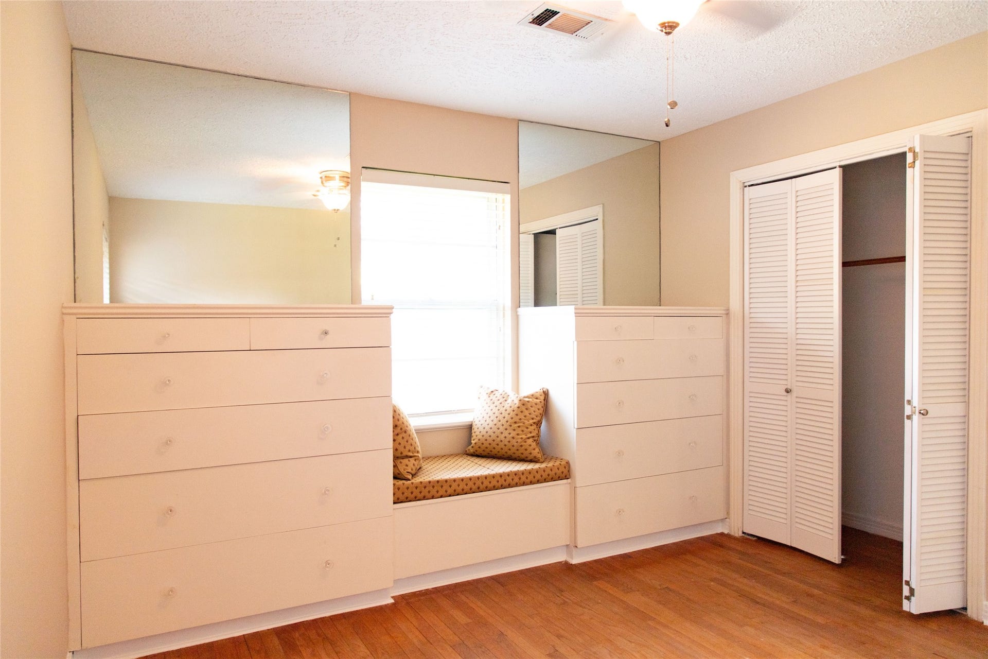 4013 Woodfin Street, Houston, TX 77025 4013 Woodfin Street, Houston, TX 77025