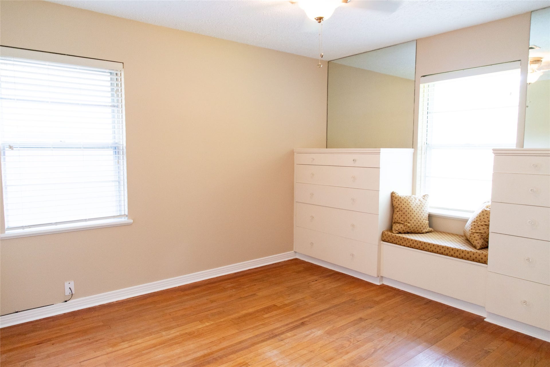 4013 Woodfin Street, Houston, TX 77025 4013 Woodfin Street, Houston, TX 77025