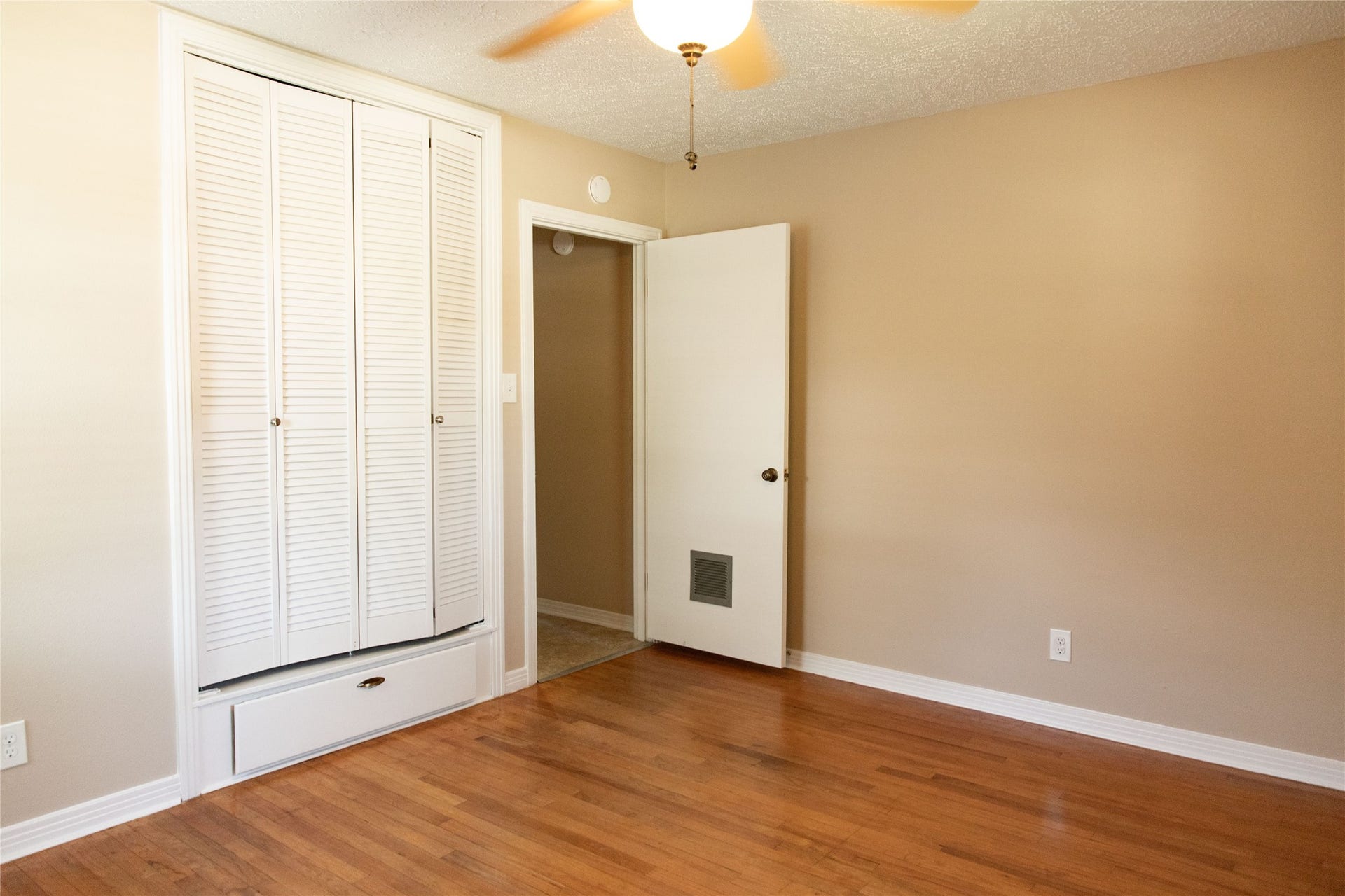 4013 Woodfin Street, Houston, TX 77025 4013 Woodfin Street, Houston, TX 77025