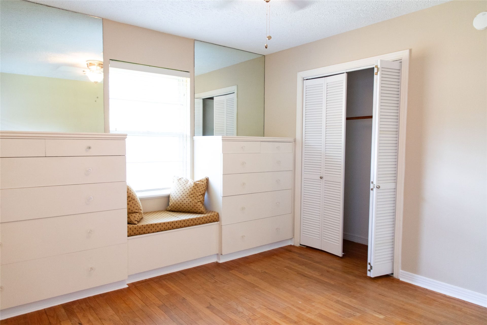 4013 Woodfin Street, Houston, TX 77025 4013 Woodfin Street, Houston, TX 77025