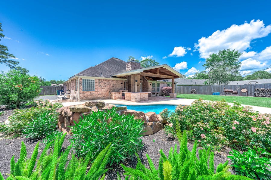 Property photo for 69 Briar Oak Court, Alvin, TX