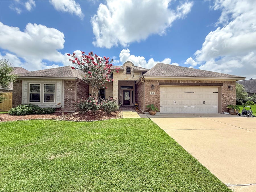 Property photo for 313 Creekside Lane, Lake Jackson, TX