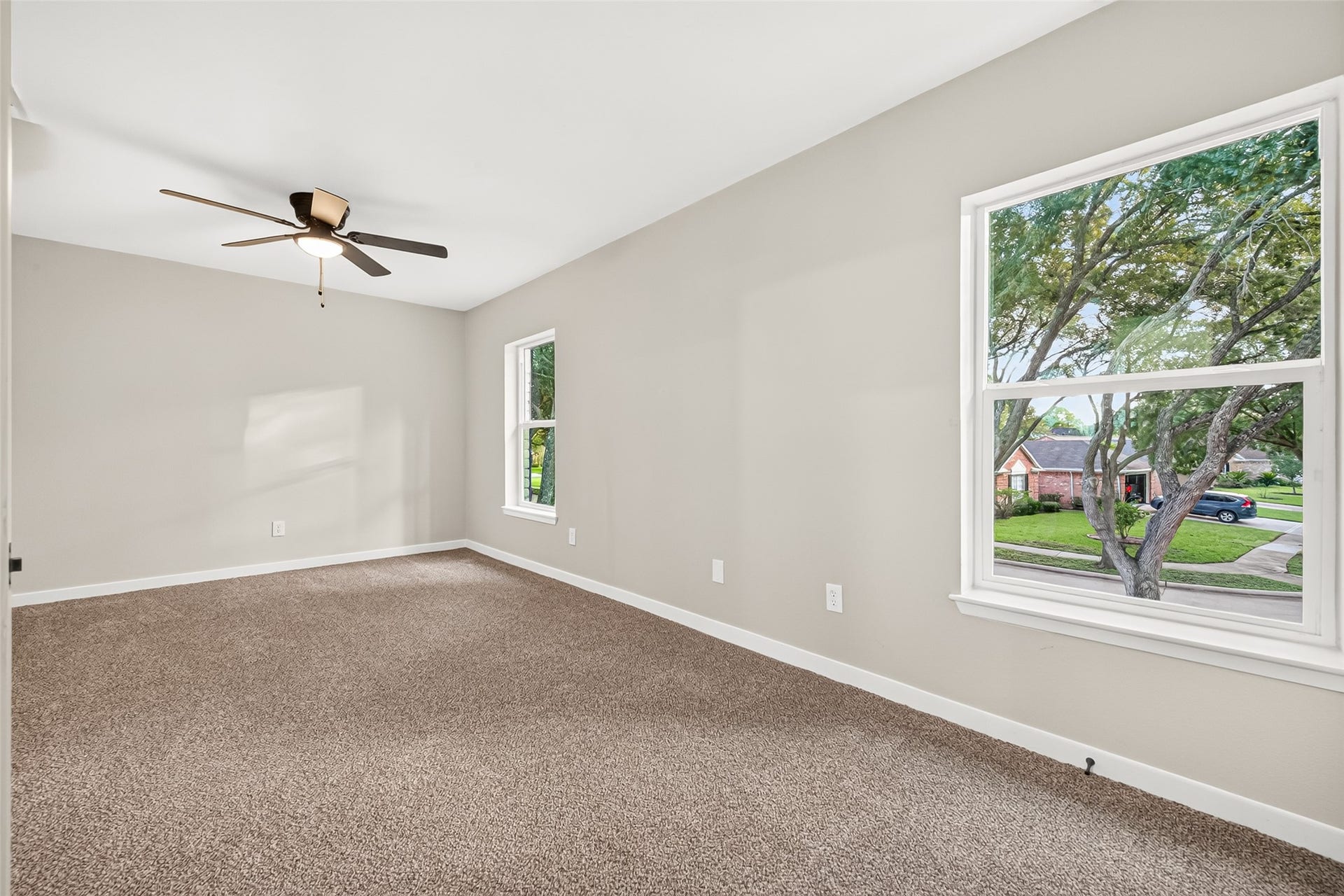 Spacious 2nd bedroom