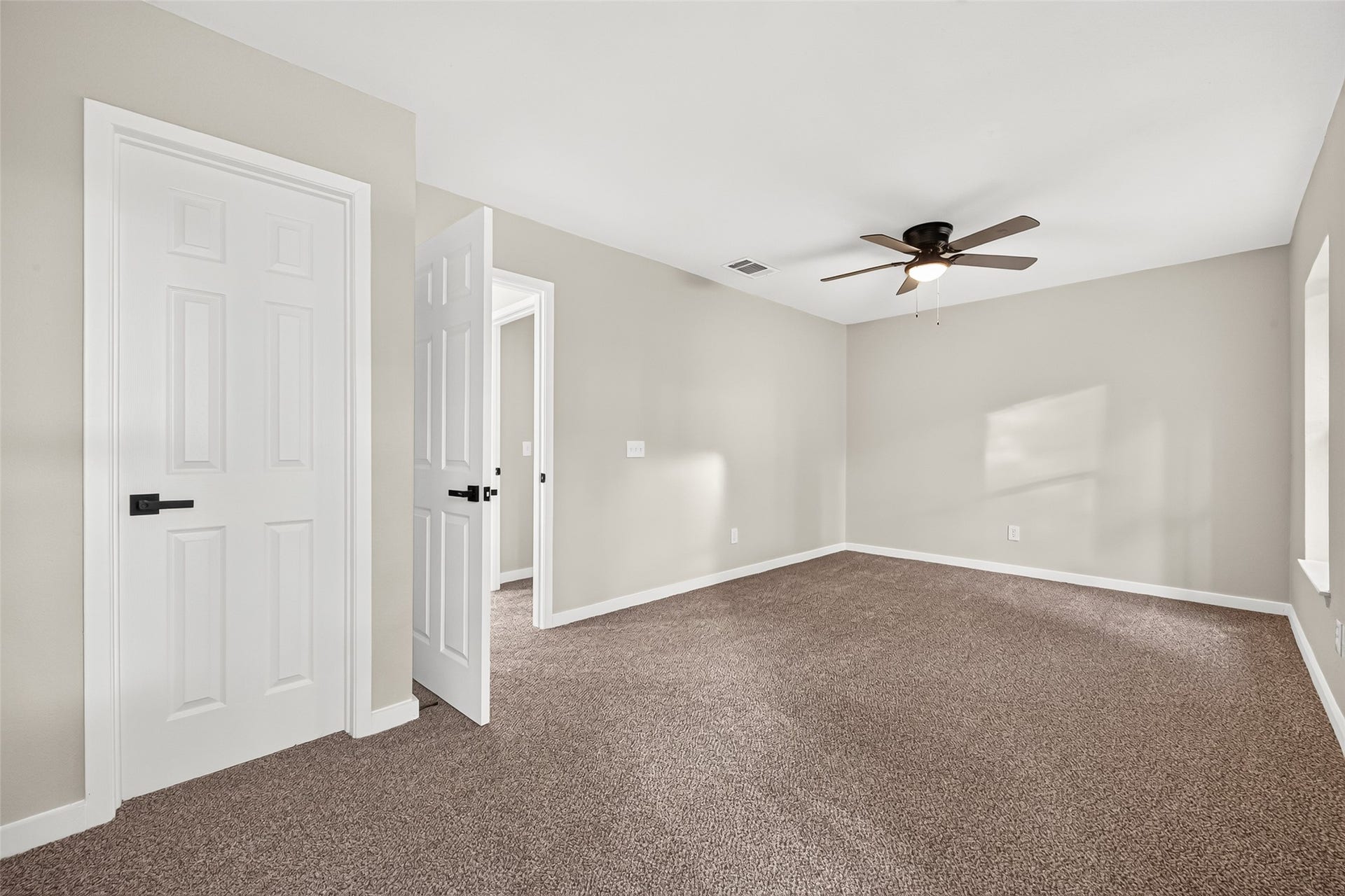 Spacious 2nd bedroom