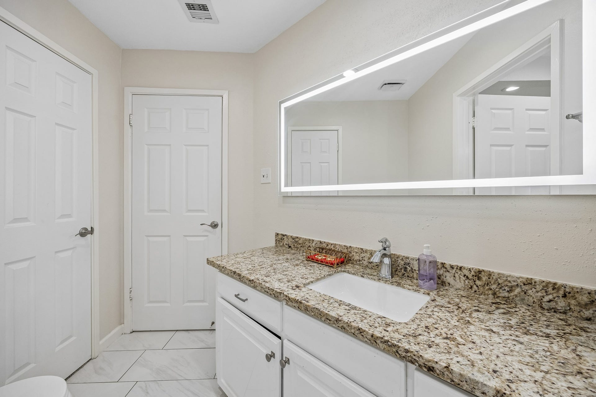 1829 Bering Drive, #15, Houston, TX 77057 Powder bath