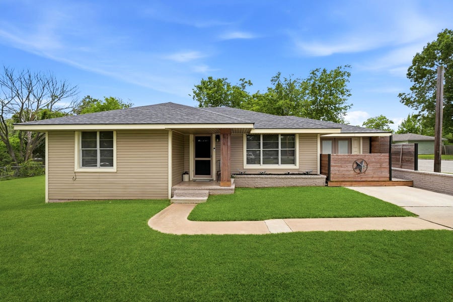 Property photo for 107 Sayles Street, Brenham, TX