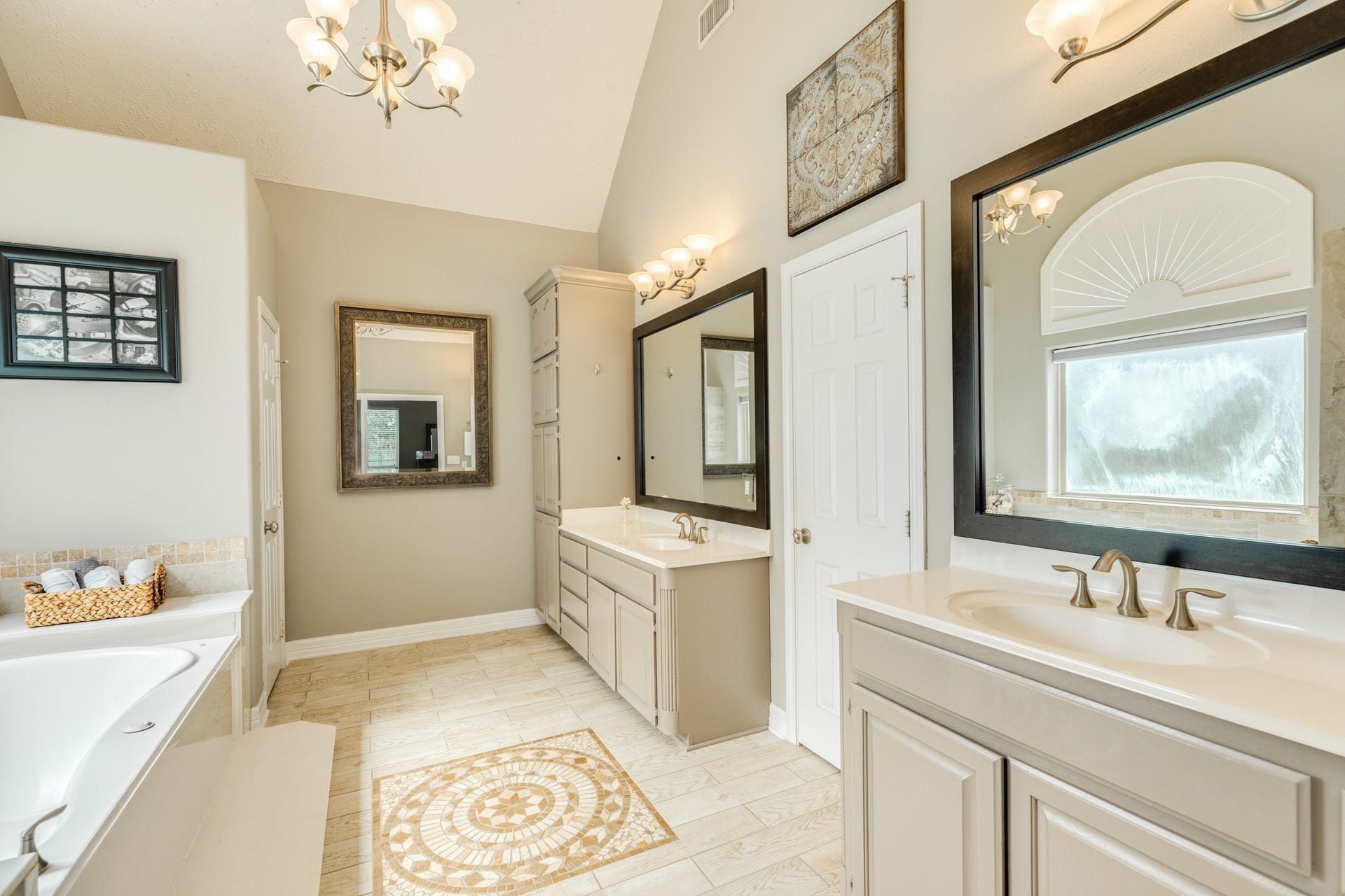 16337 County Road 171, Danbury, TX 77534 The en suite bath offers spa-like retreat with dual vanities, a soaking tub, oversized walk-in shower and an expansive walk-in closet.