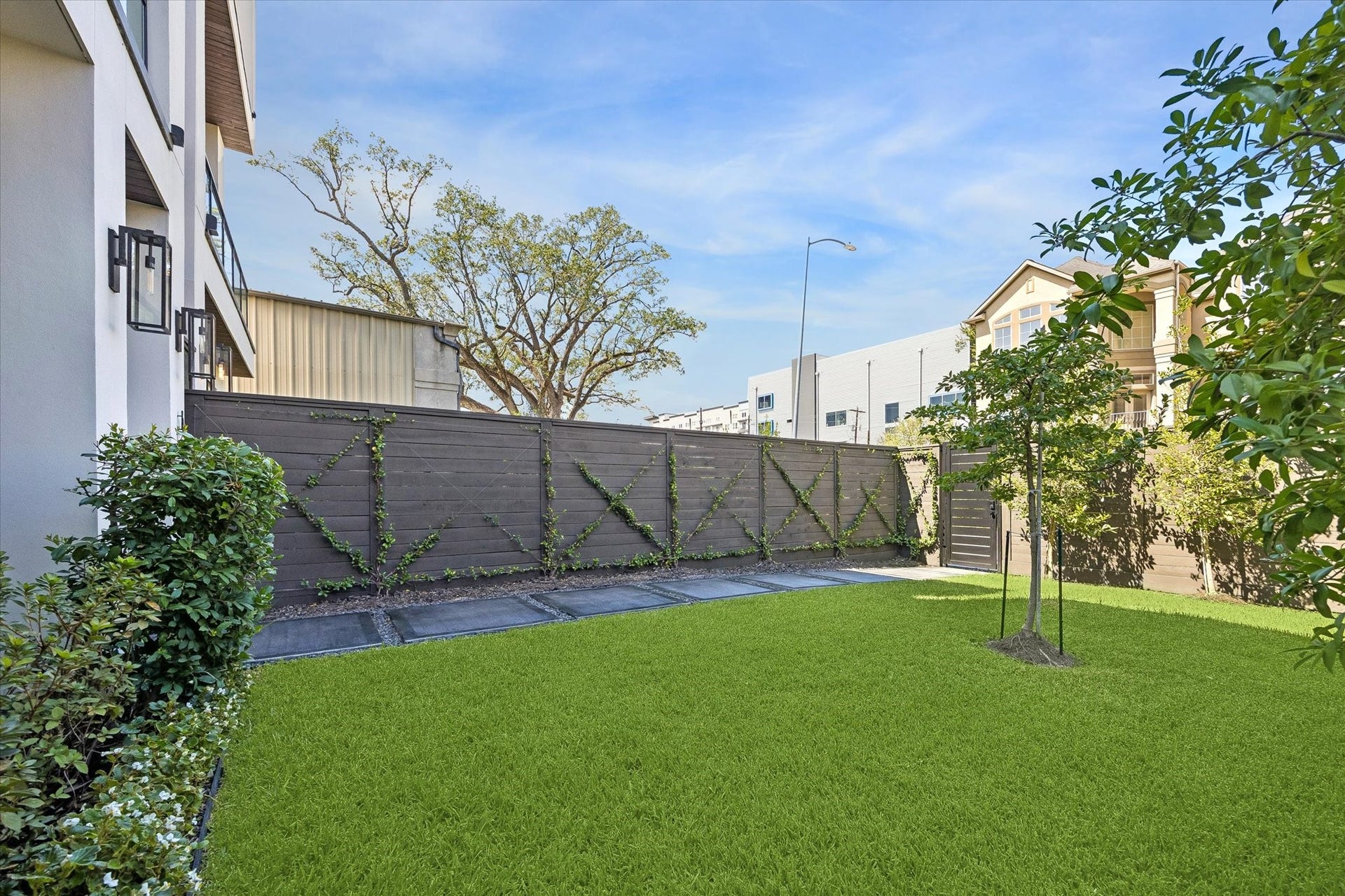 Another look at this fabulous large green space! A rare find in Rice Military.
