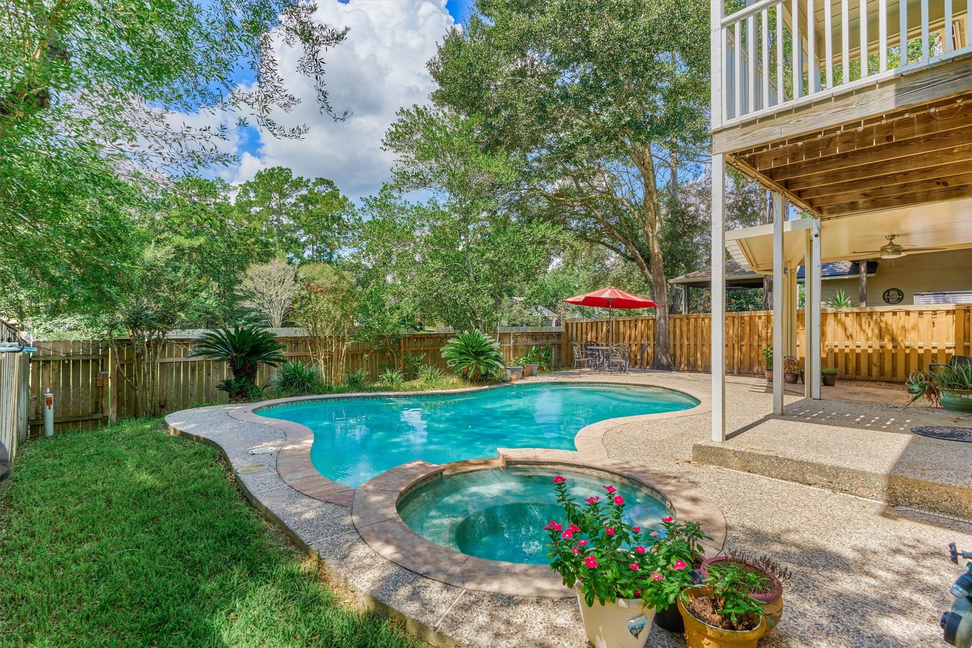 11 Vinca Trail, The Woodlands, TX 77382 The backyard is a peaceful retreat. Enjoy relaxing poolside or soak in the spa. The home sits on a quiet cul de sac street with no rear neighbors.