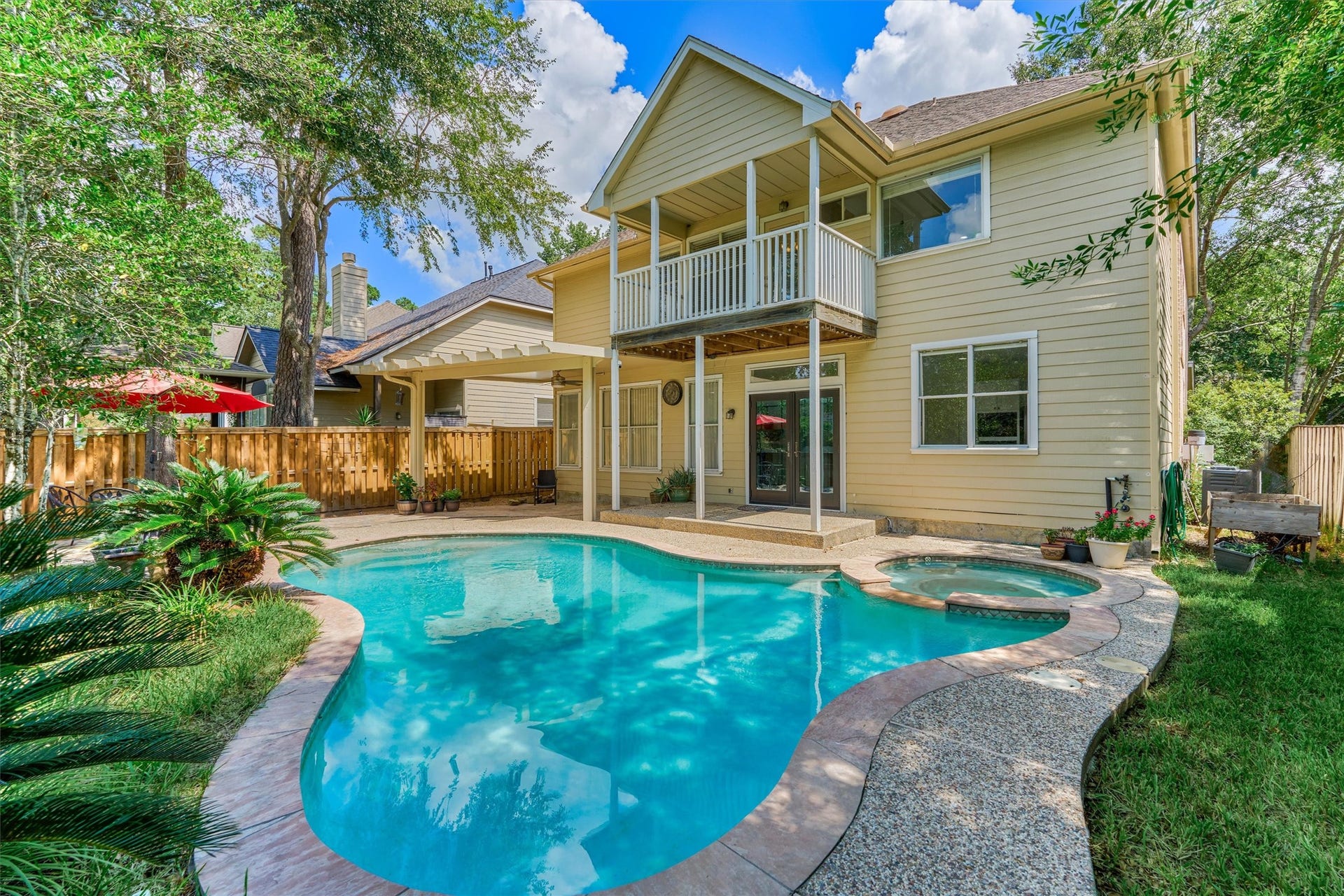 11 Vinca Trail, The Woodlands, TX 77382 The backyard has a sparkling pool & spa and no rear neighbors. The home also has a covered rear patio to escape the Hot Houston sunshine.