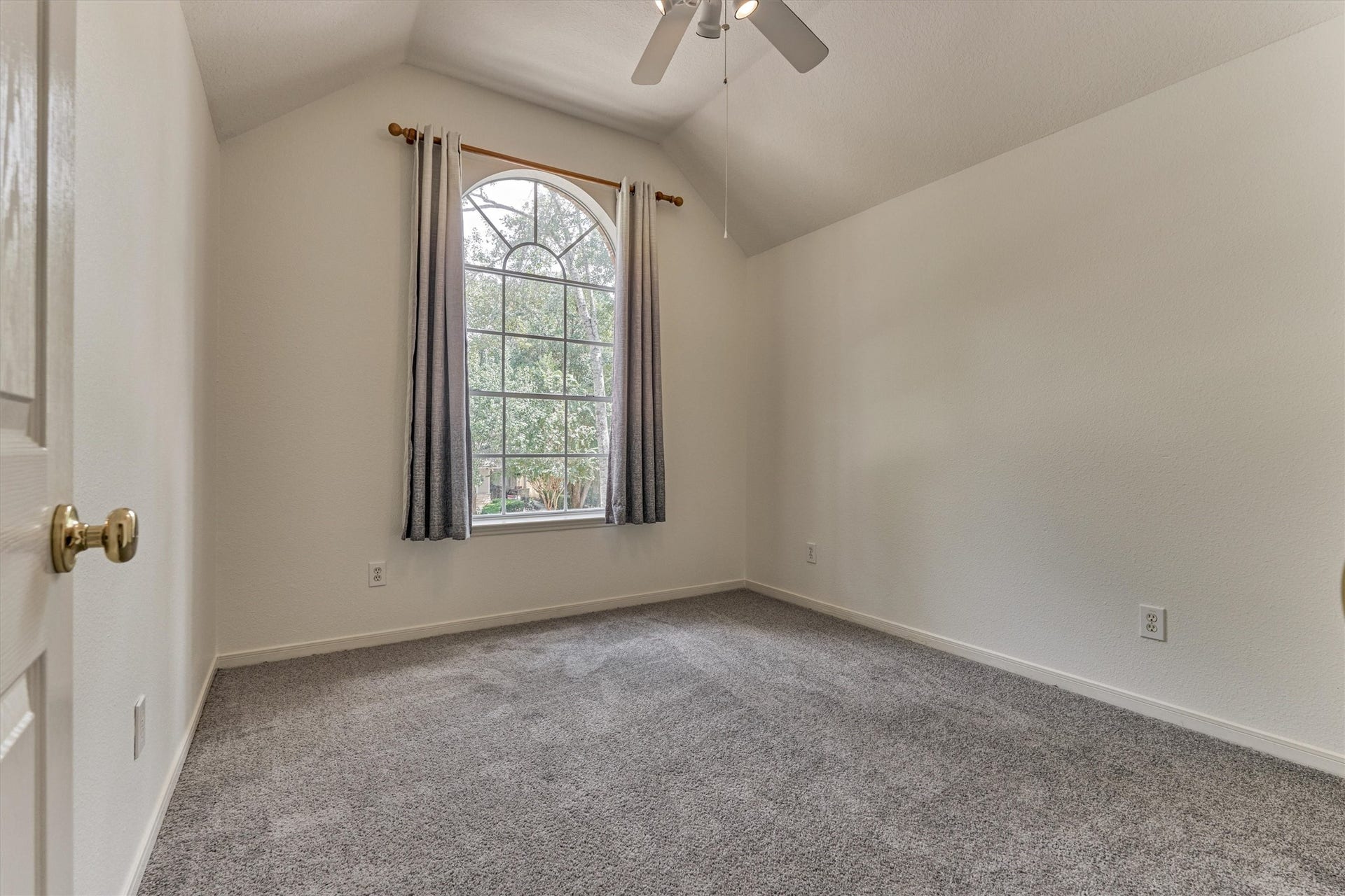 11 Vinca Trail, The Woodlands, TX 77382 Another of the spacious bedrooms on the second floor. The home has 4 bedrooms, all located on the second floor. This is another lovely room with high ceilings, a large window, new carpet and fresh paint.